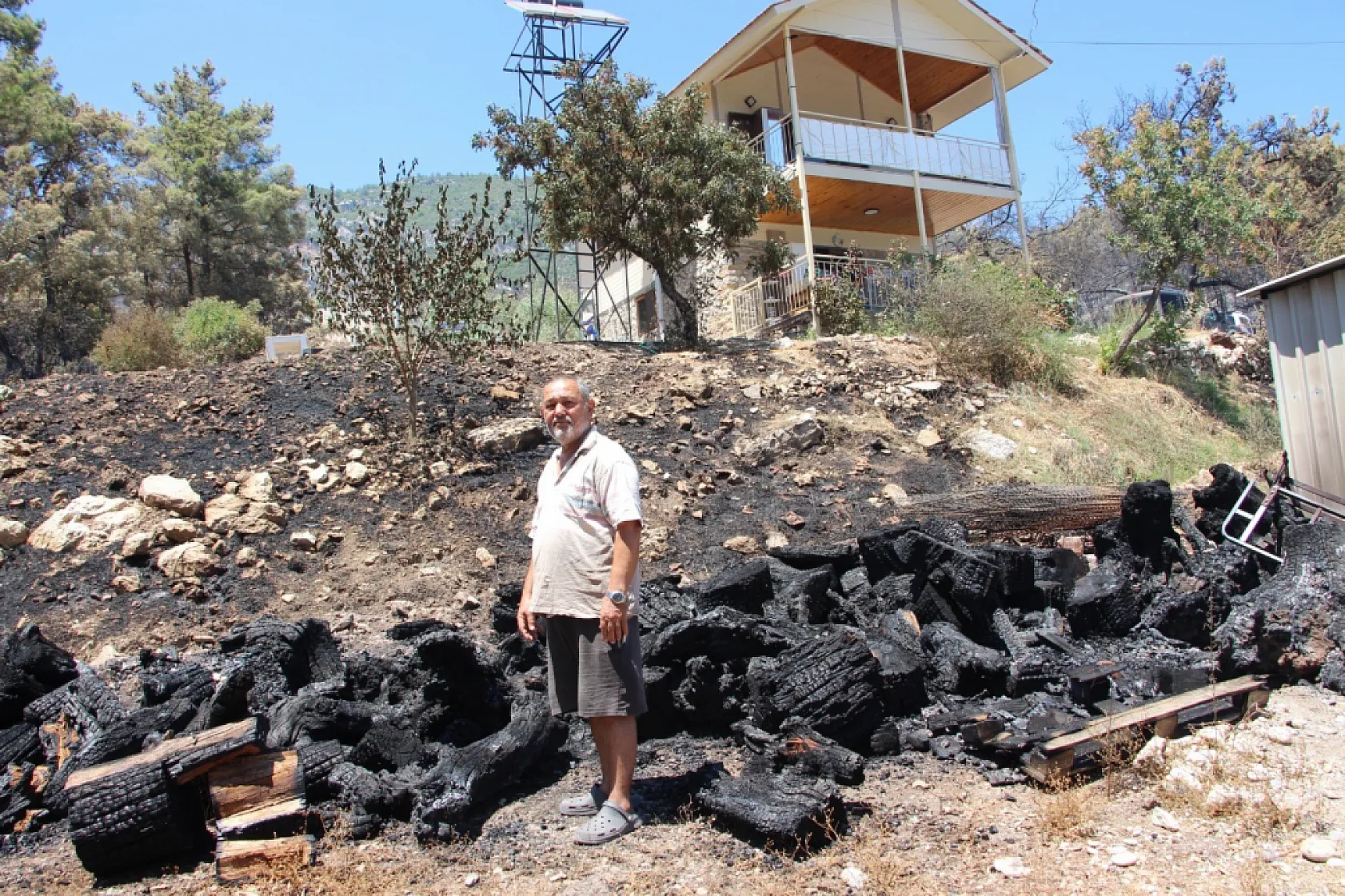 Emekli itfaiyeci, yılların tecrübesiyle evini alevlere teslim etmedi