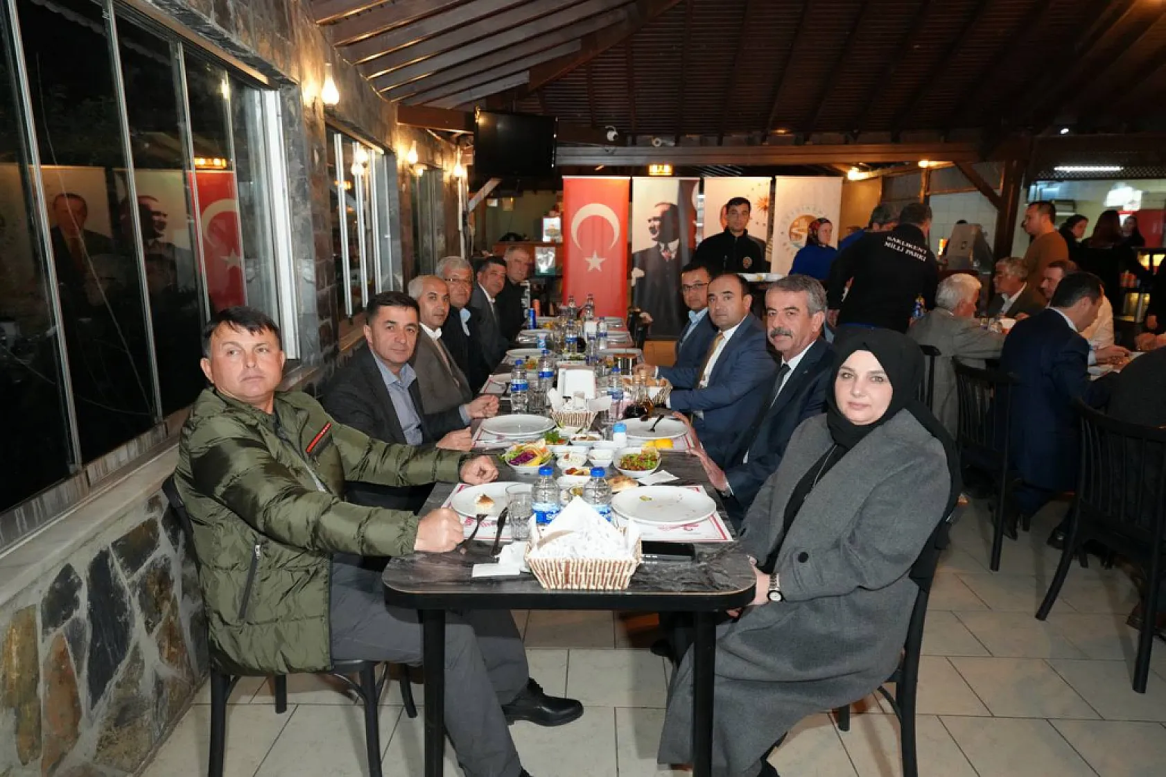 Başkan Akdenizli'den Meclis Üyelerine Teşekkür Plaketi