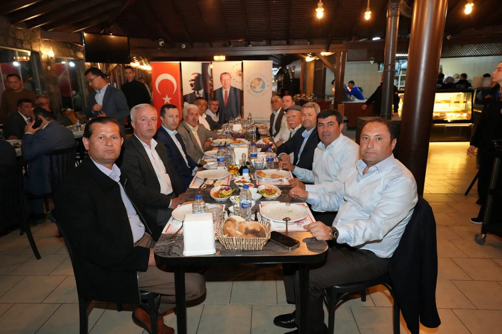 Başkan Akdenizli'den Meclis Üyelerine Teşekkür Plaketi