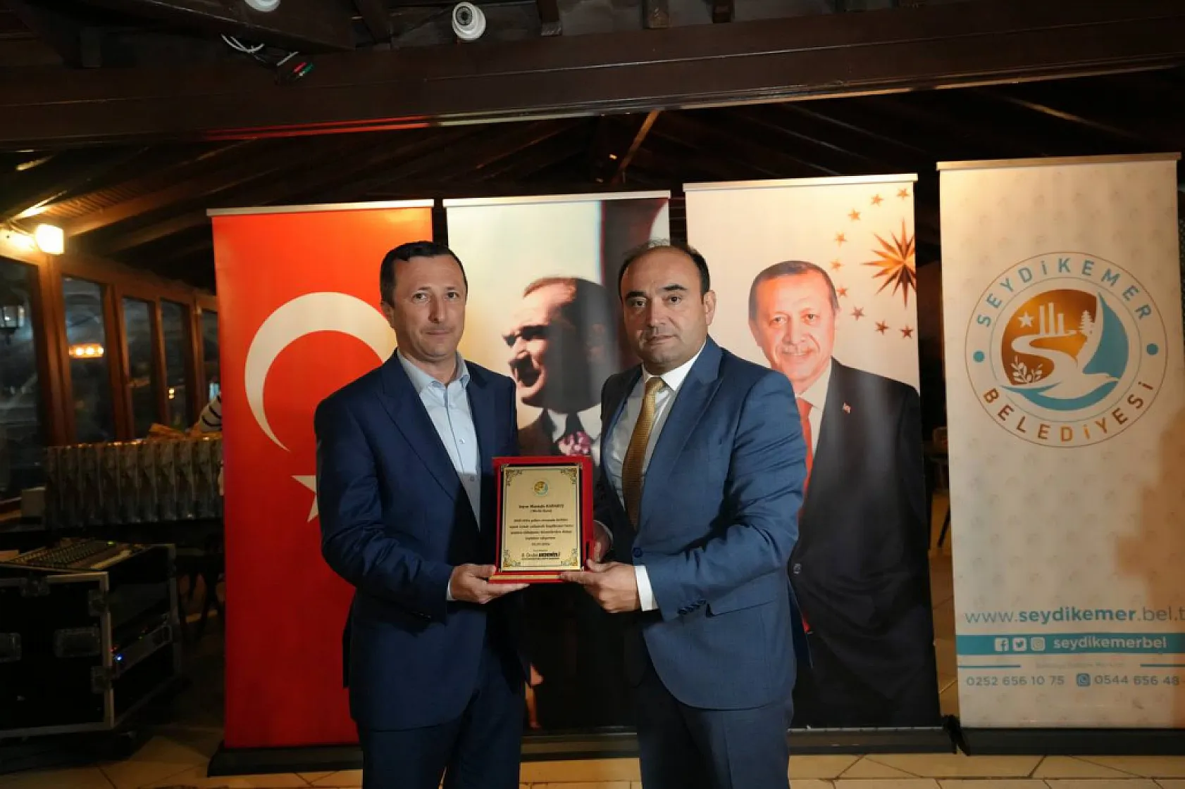 Başkan Akdenizli'den Meclis Üyelerine Teşekkür Plaketi