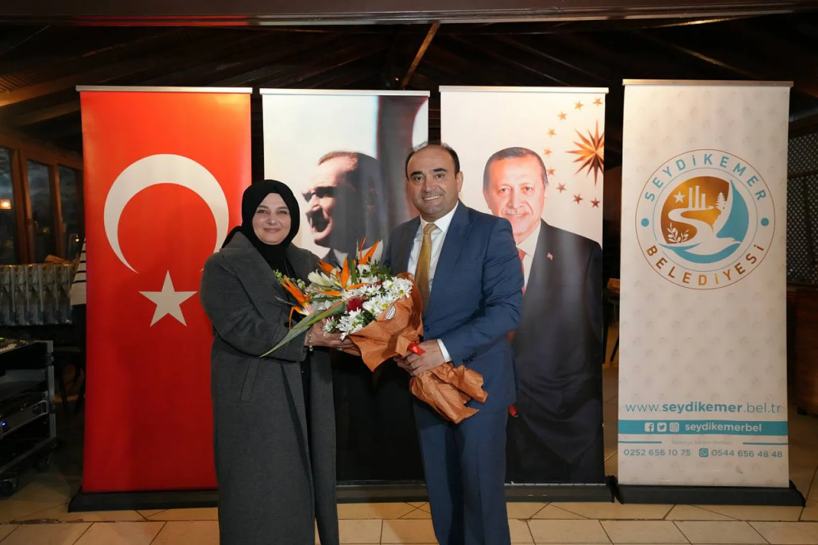 Başkan Akdenizli'den Meclis Üyelerine Teşekkür Plaketi