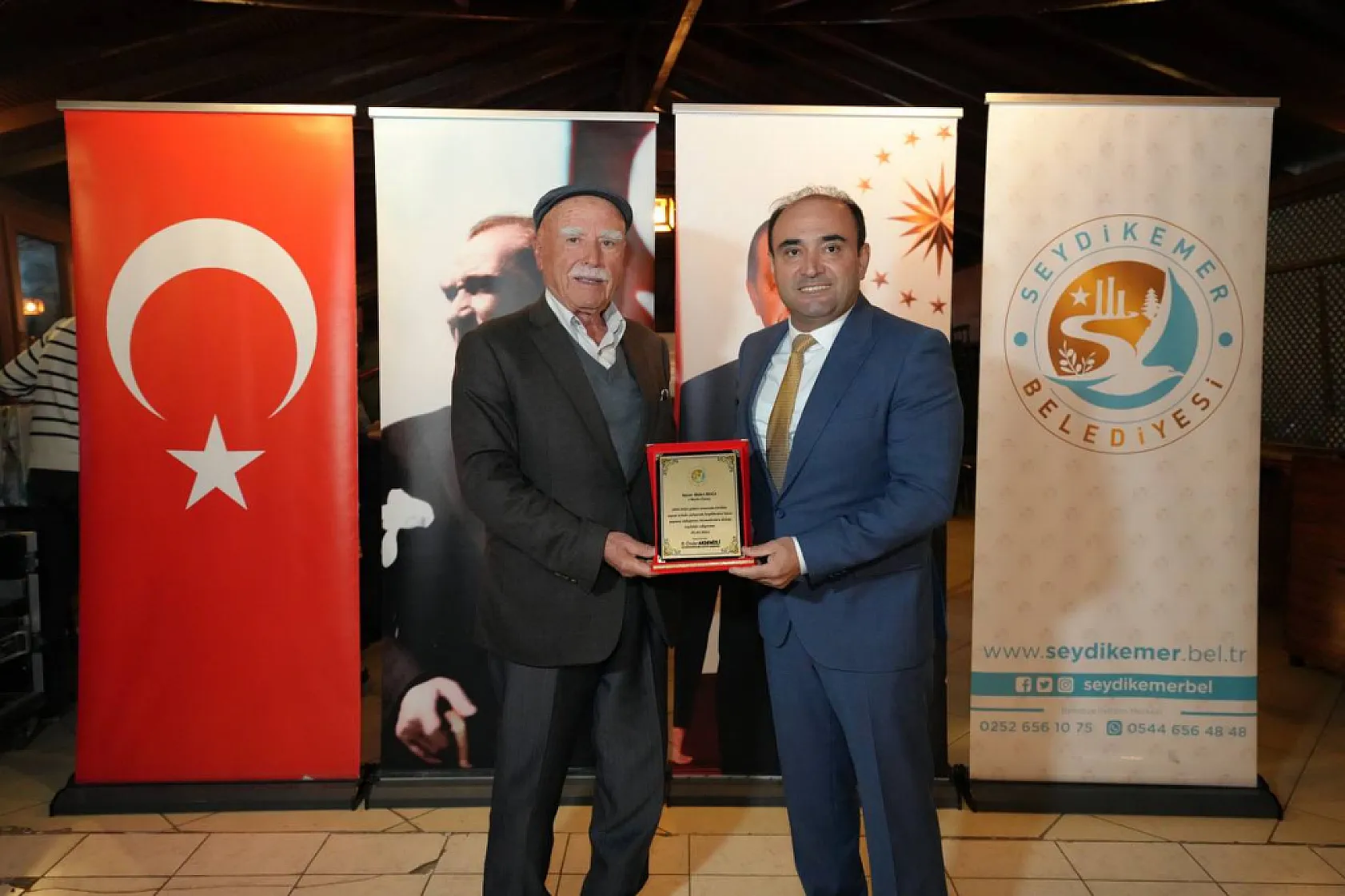 Başkan Akdenizli'den Meclis Üyelerine Teşekkür Plaketi