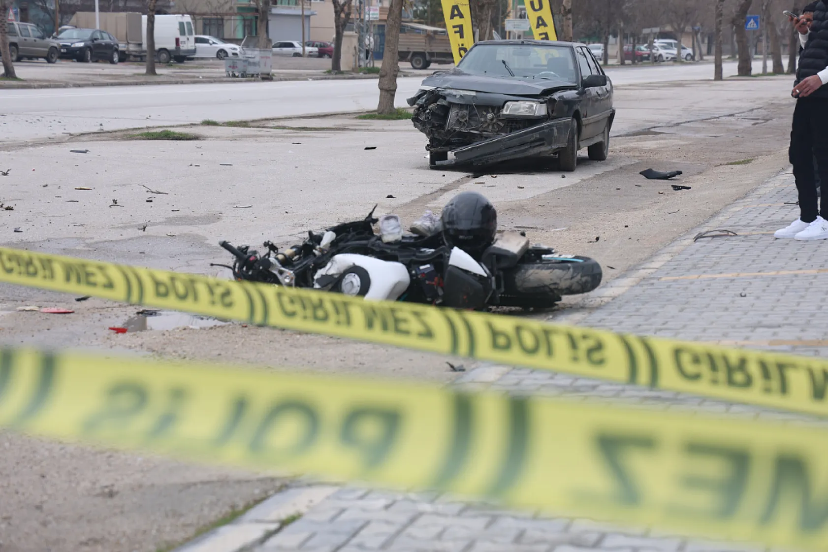 Bayram günü yaşanan kazada ağır yaralanan motosikletli genç kurtarılamadı