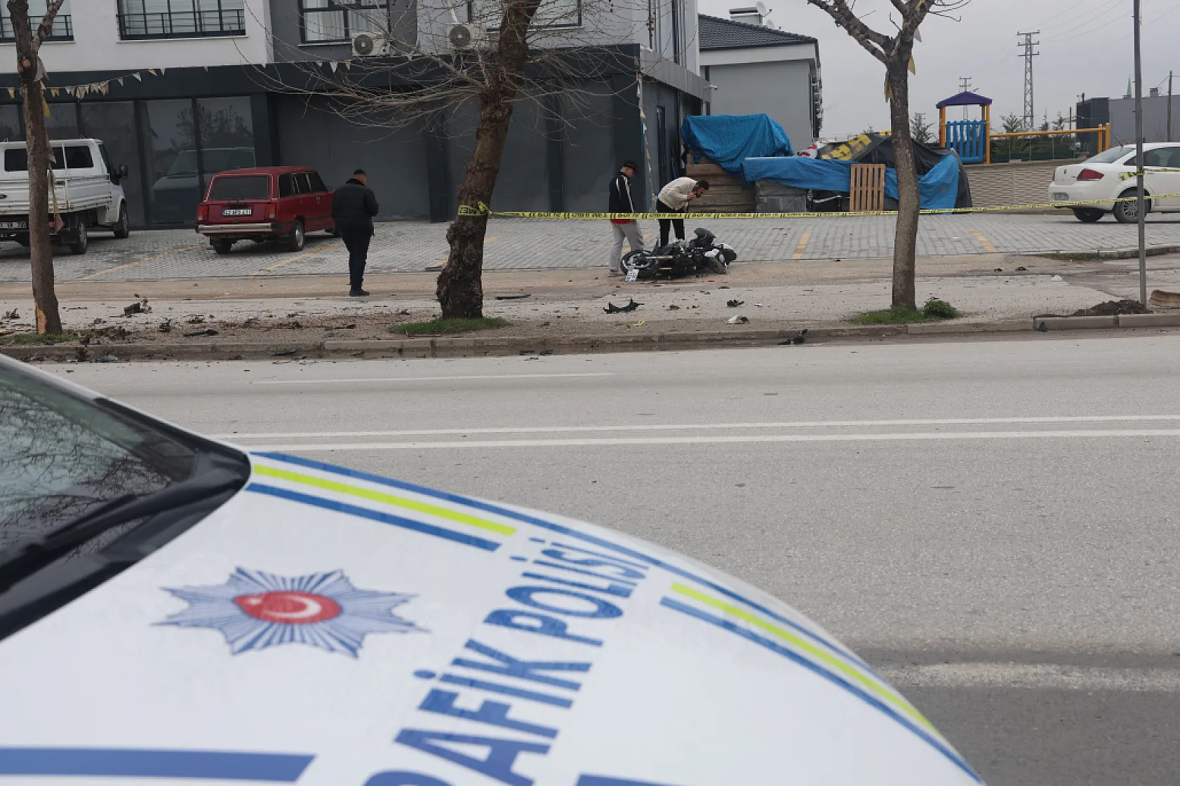 Bayram günü yaşanan kazada ağır yaralanan motosikletli genç kurtarılamadı