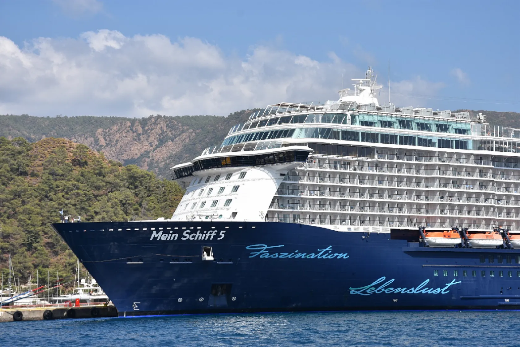 Dev kruvaziyer 'Mein Schiff 5' Marmaris Limanı'na yanaştı