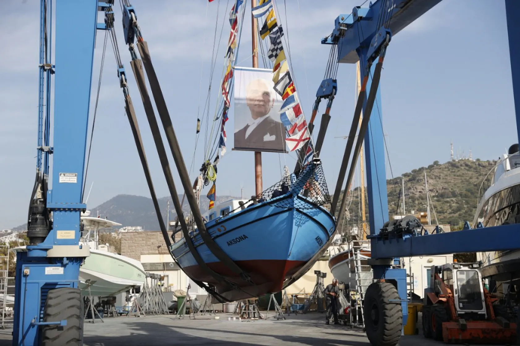 Bodrum'un son sünger avcısı 'Aksona Mehmet' 64 yıllık teknesini denize indirdi