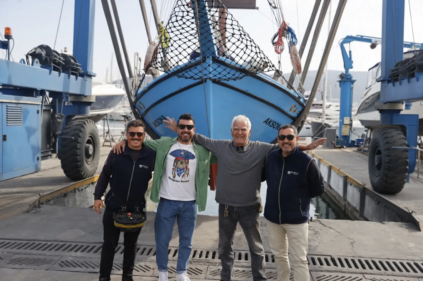 Bodrum'un son sünger avcısı 'Aksona Mehmet' 64 yıllık teknesini denize indirdi