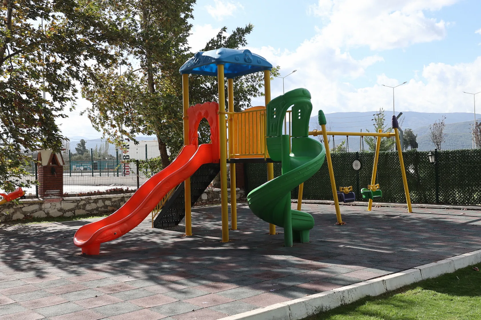 Muğla Büyükşehir, 13 İlçede Oyun Alanı ve Peyzaj Donatısını Güçlendiriyor