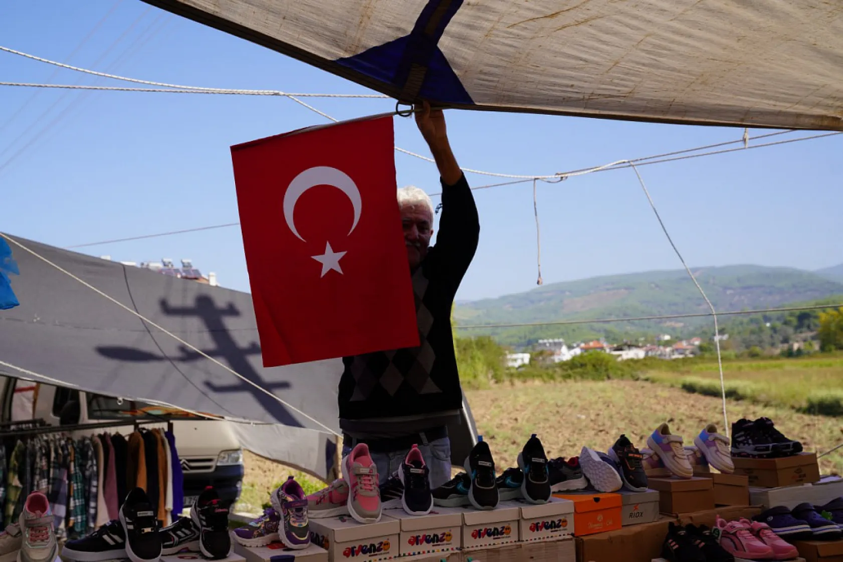 Başkan Akdenizli'den Esnaf ve Vatandaşlara Türk Bayrağı
