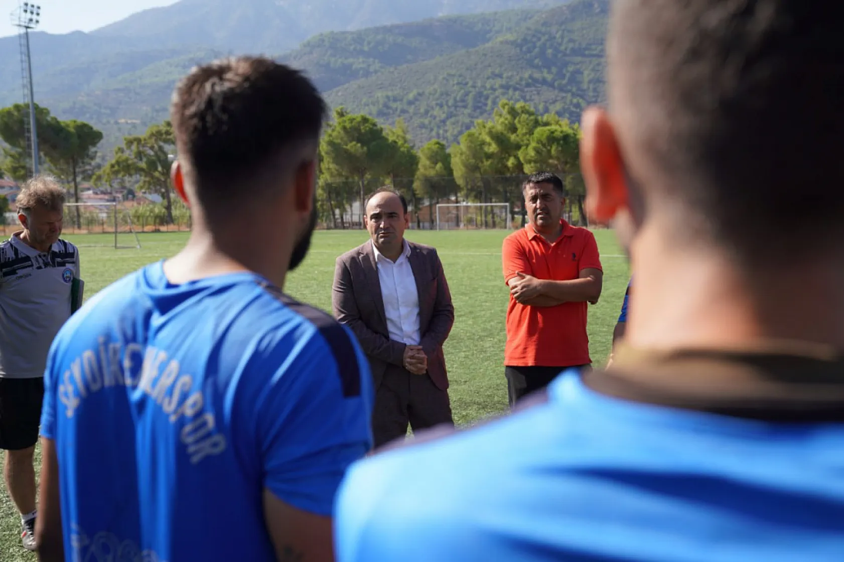 Başkan Akdenizli, Futbolculara Baklava İkram Etti