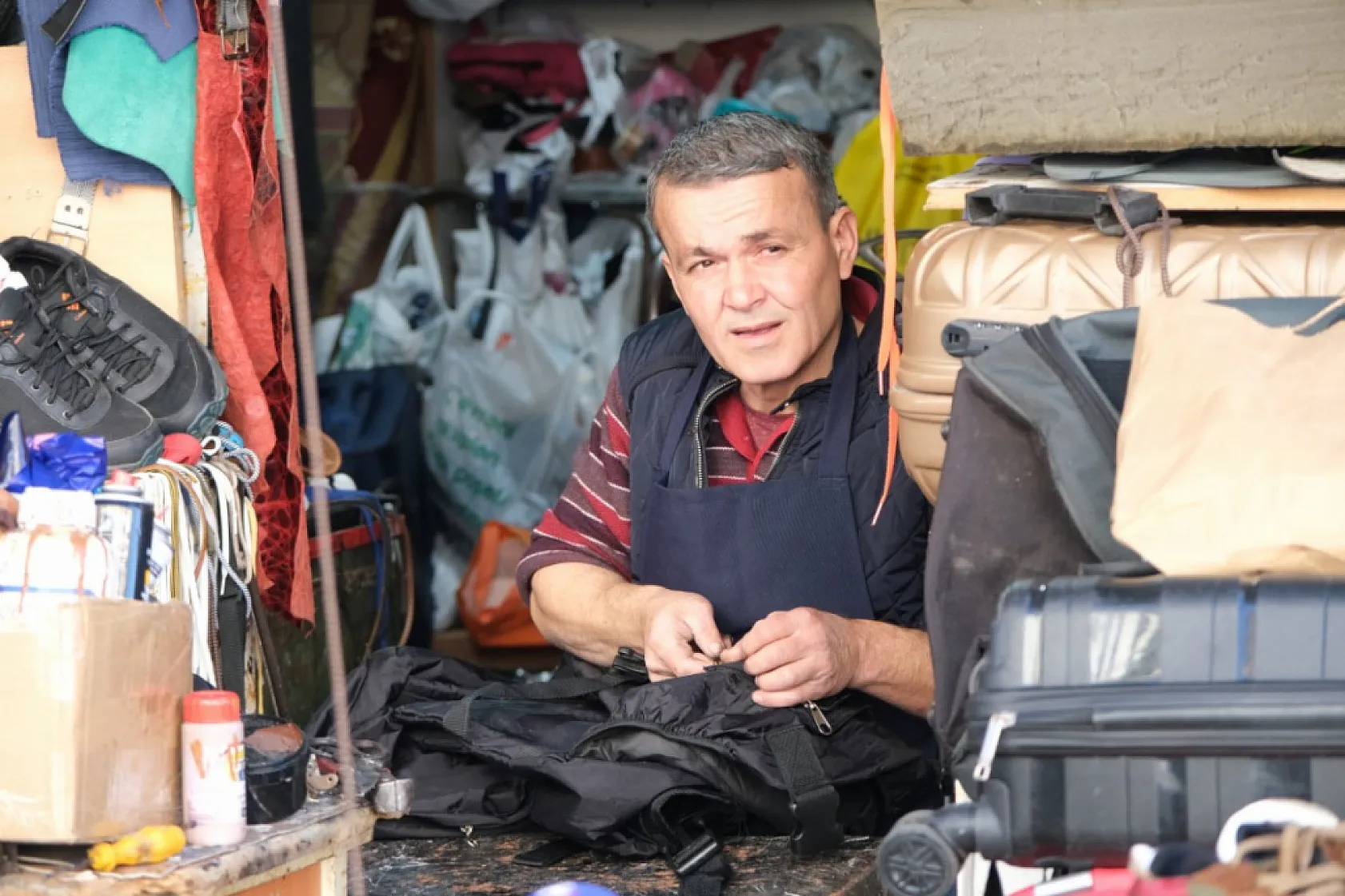 Fethiye'de 30 yıllık ayakkabı tamircisi Uysal: 'Teknoloji olsun ama gelenek kaybolmasın'