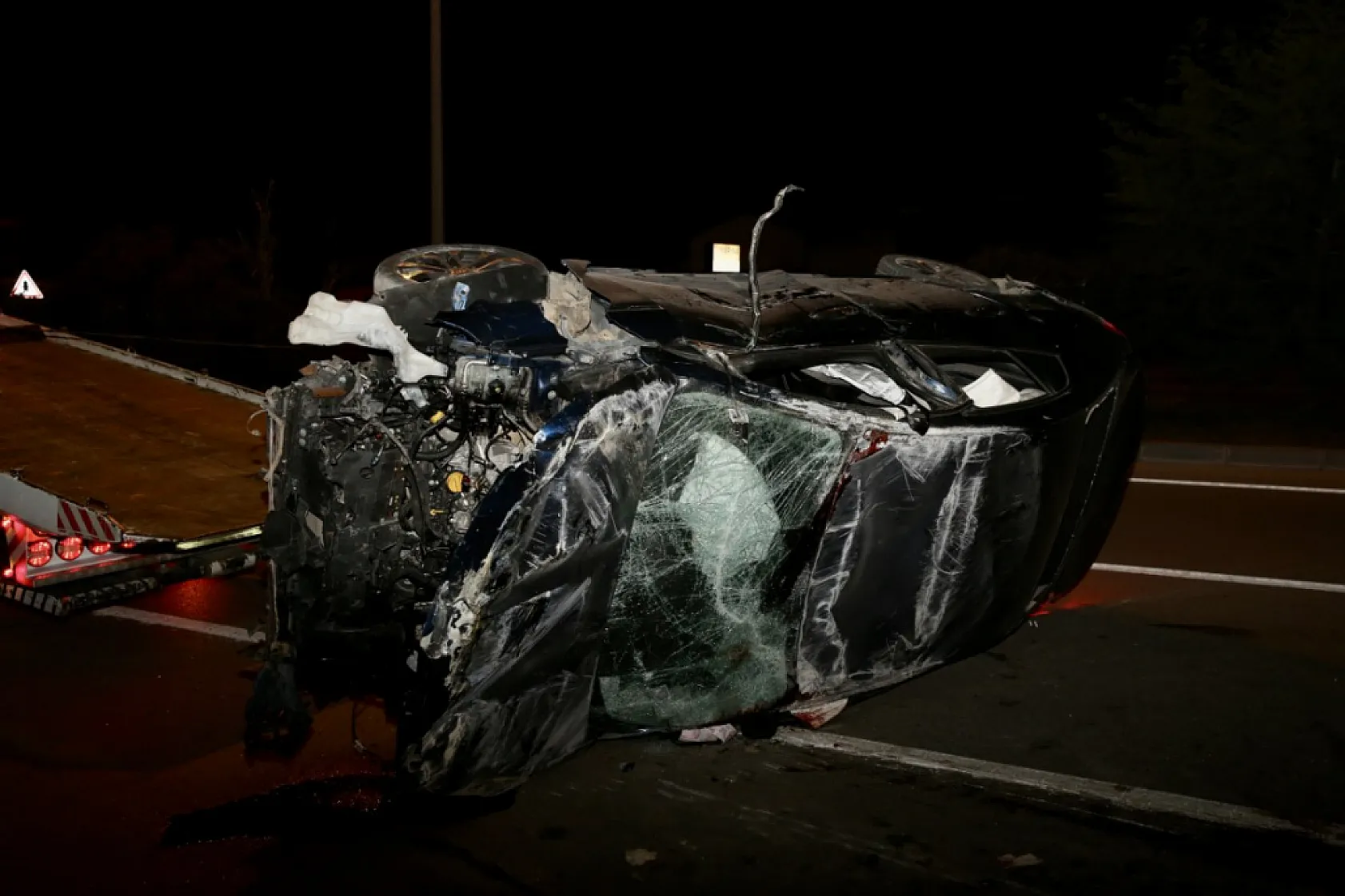 Fethiye'de kaldırıma çarparak devrilen otomobildeki 2 kişi yaralandı