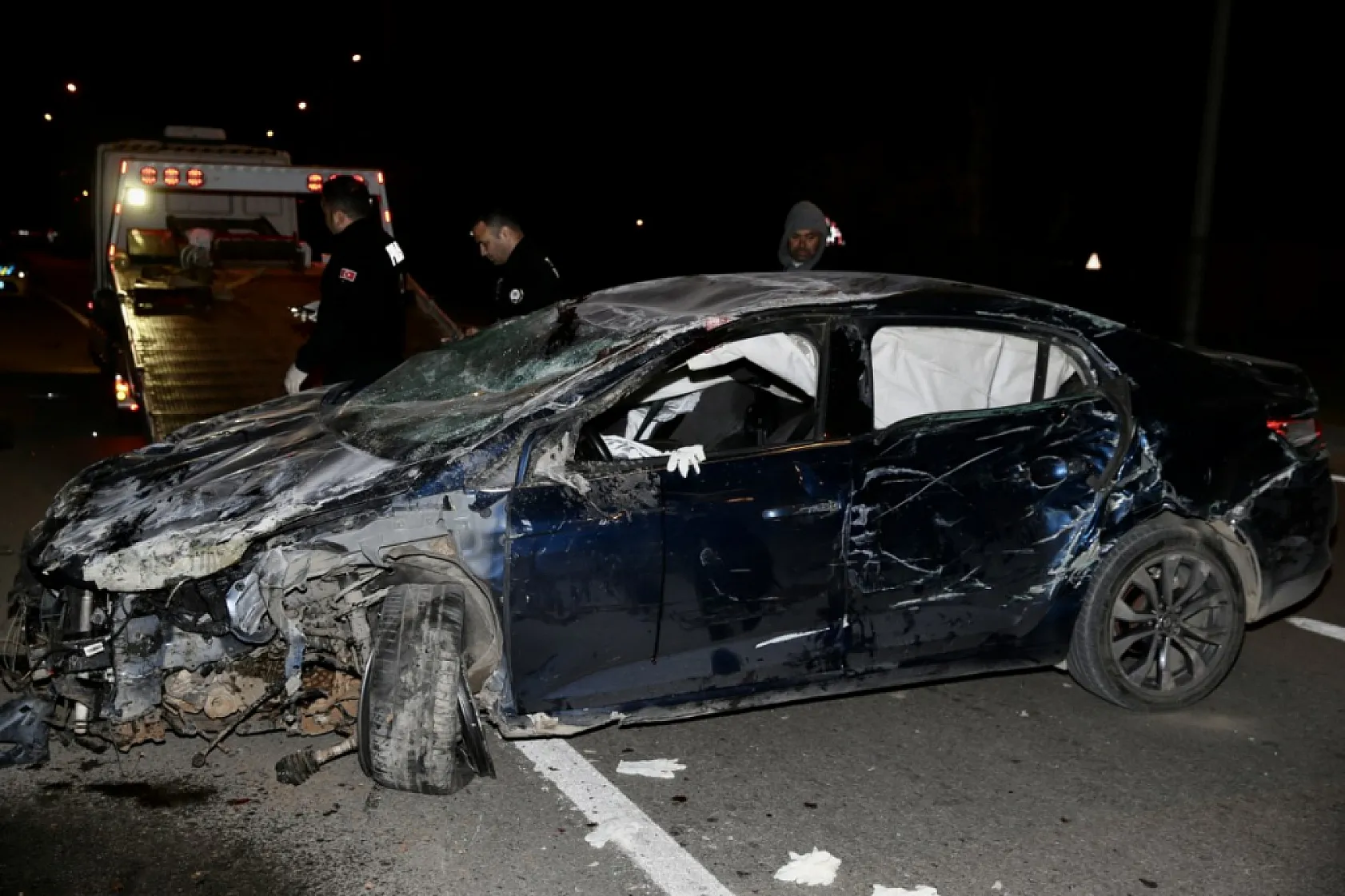 Fethiye'de kaldırıma çarparak devrilen otomobildeki 2 kişi yaralandı
