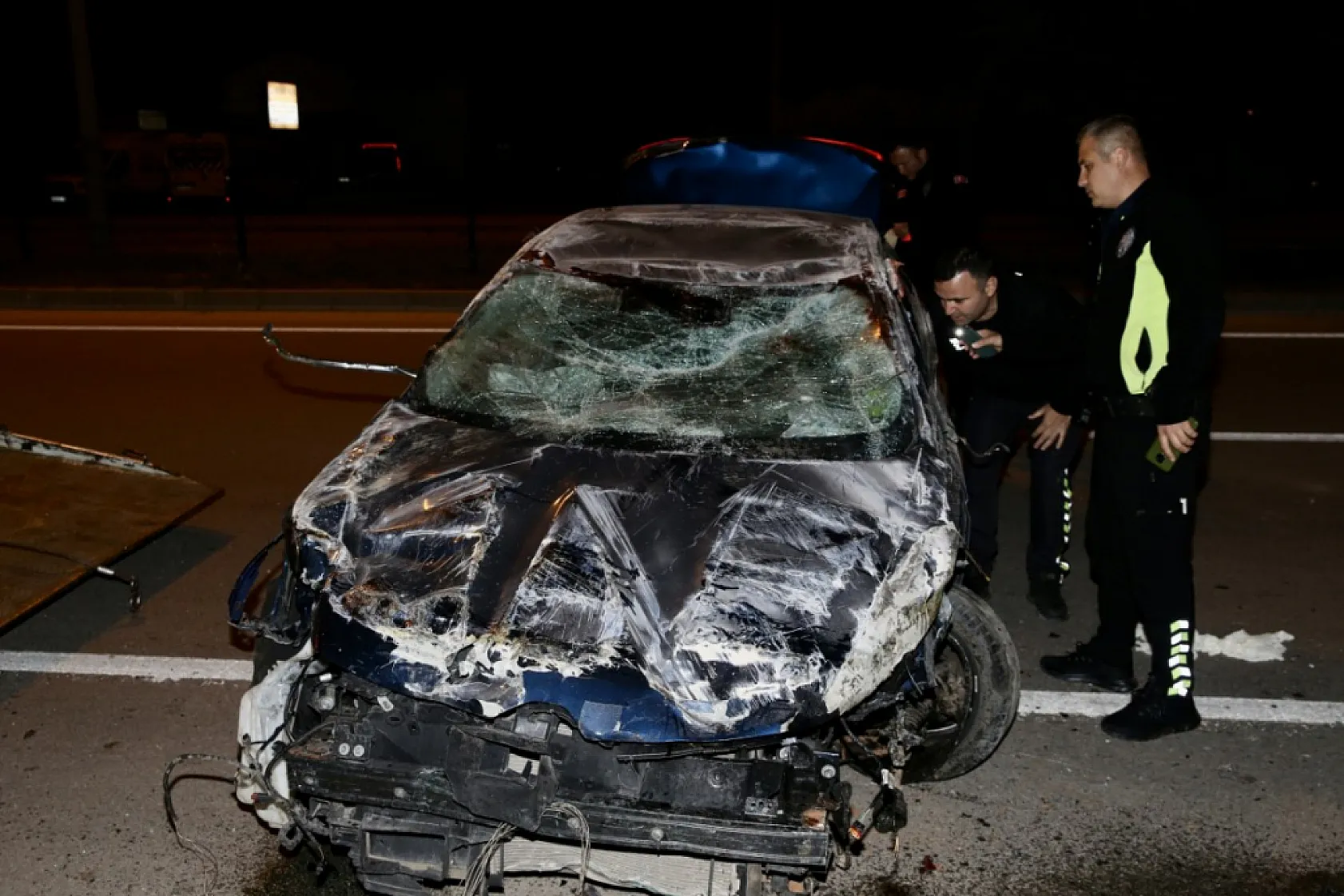 Fethiye'de kaldırıma çarparak devrilen otomobildeki 2 kişi yaralandı