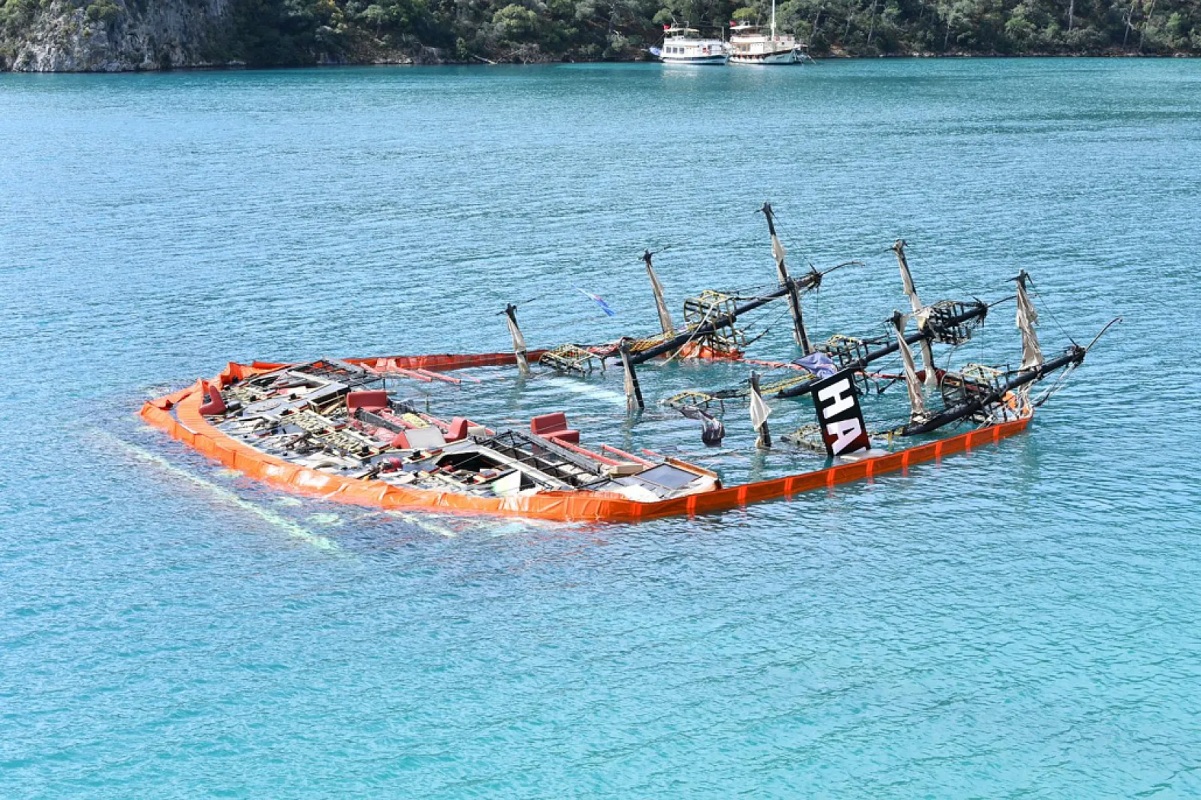 Fethiye'de Batan Tur Teknesinin Çıkarılması İçin Çalışma Başlatıldı