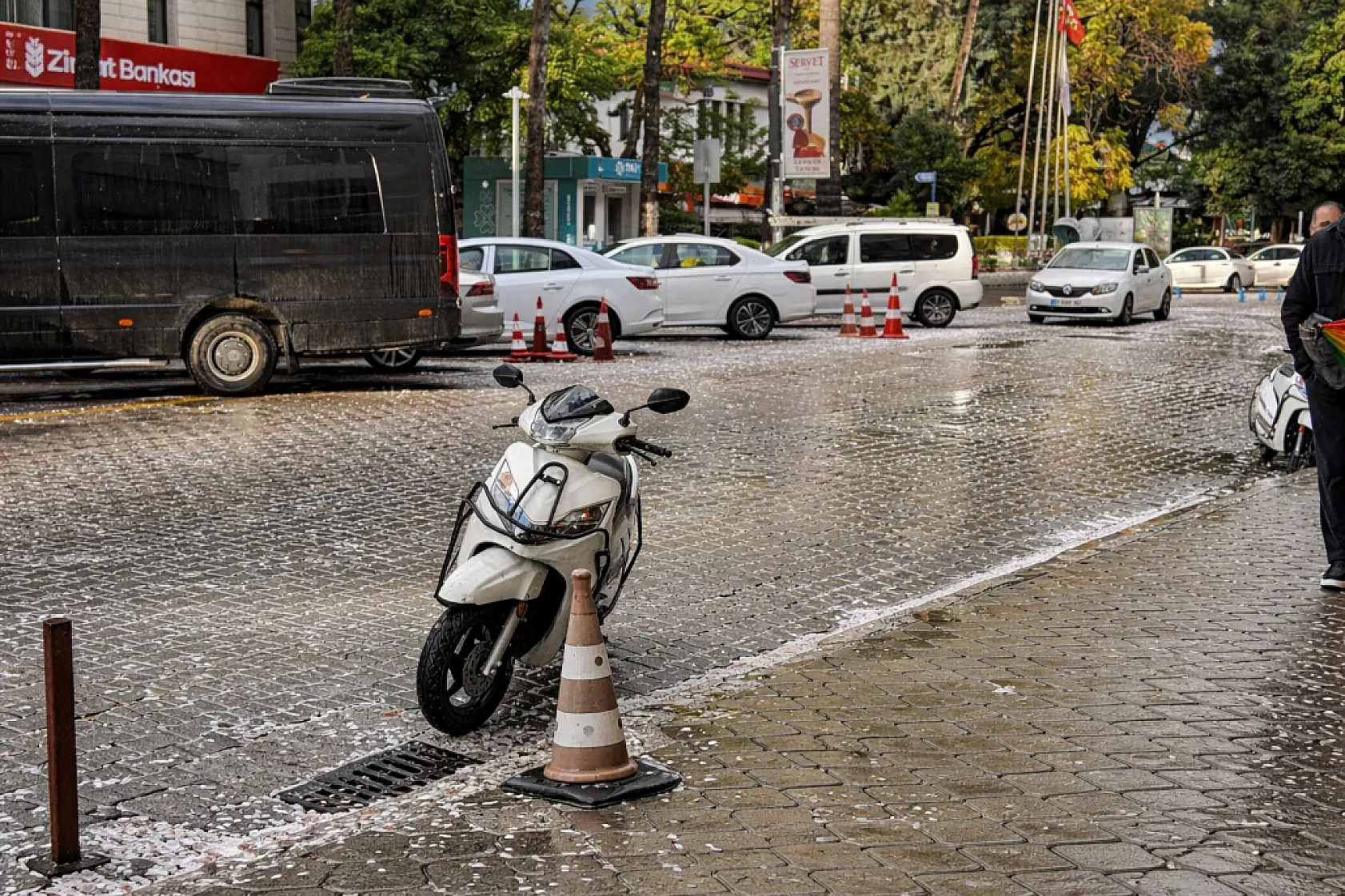 Fethiye'de Kısa Süreli Dolu Yağışı Etkili Oldu