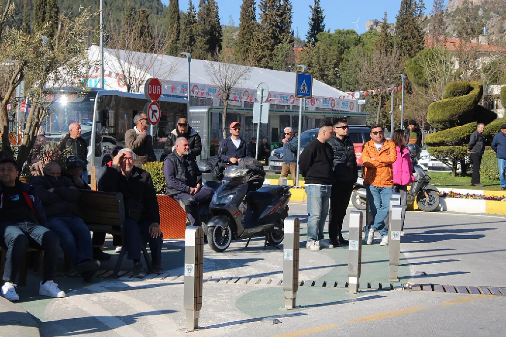 Genci yaşlısı Muğlaspor taraftarı stadyum önünde maçı izledi