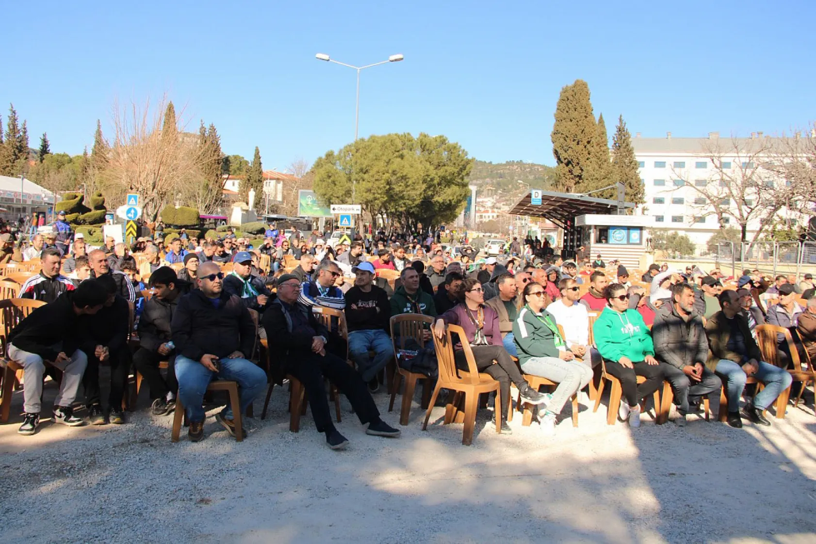 Genci yaşlısı Muğlaspor taraftarı stadyum önünde maçı izledi