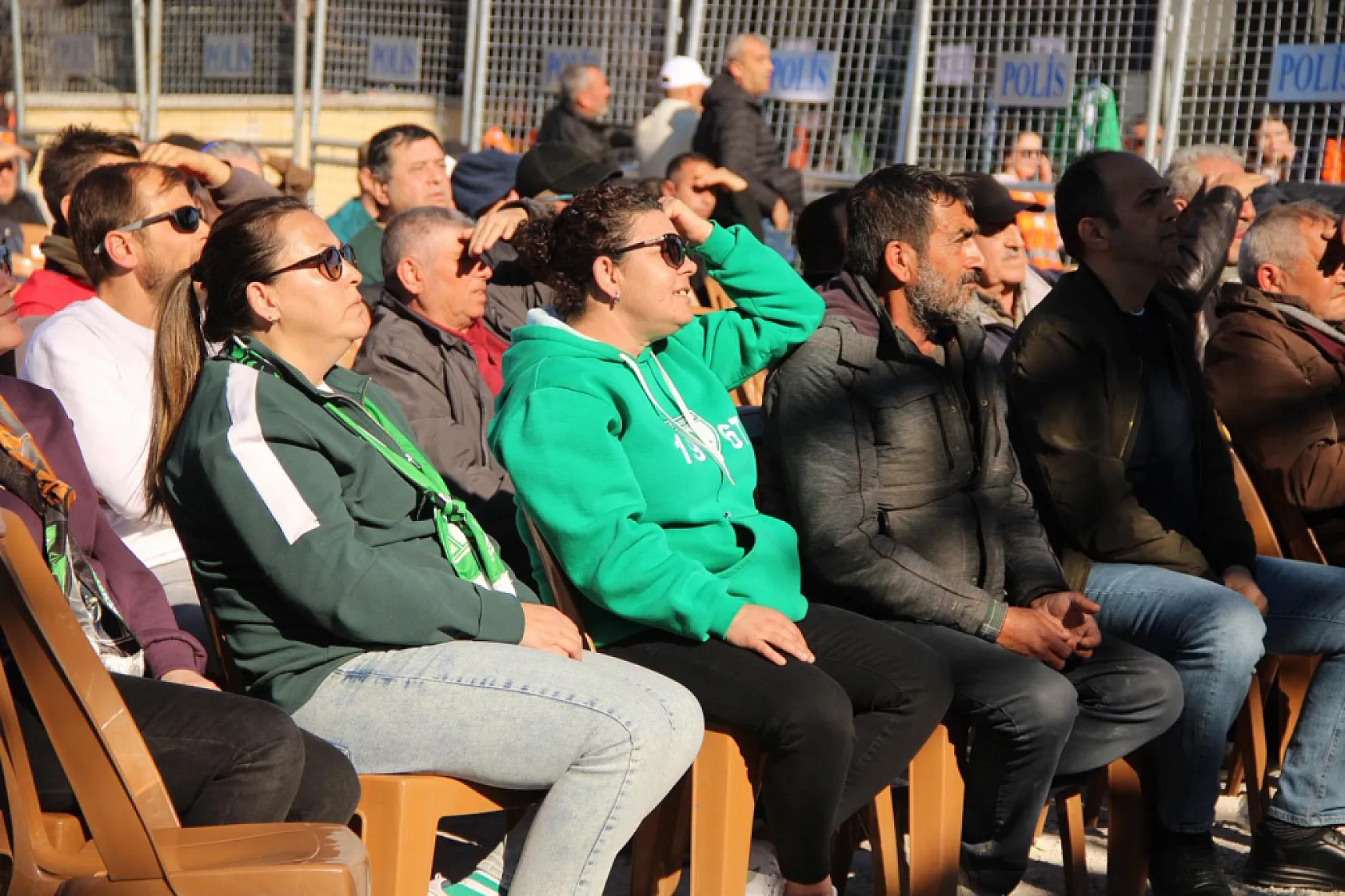 Genci yaşlısı Muğlaspor taraftarı stadyum önünde maçı izledi