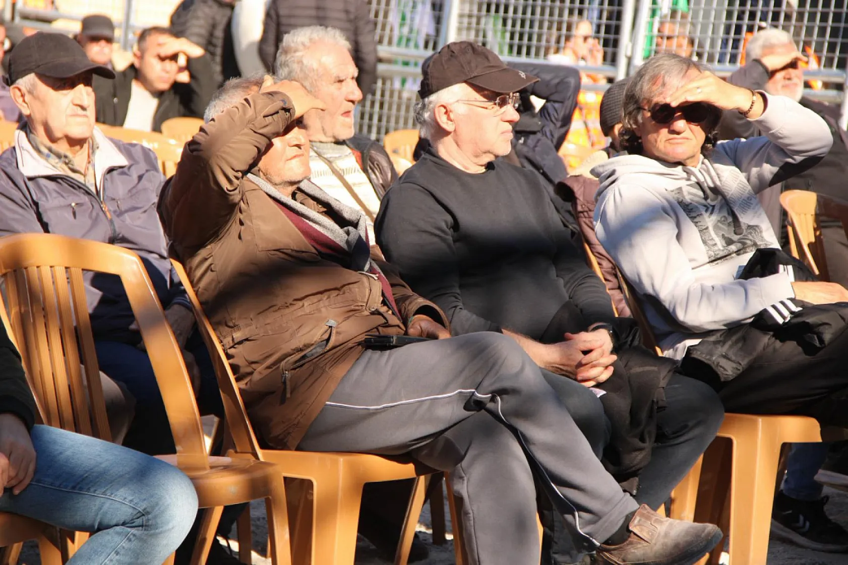 Genci yaşlısı Muğlaspor taraftarı stadyum önünde maçı izledi