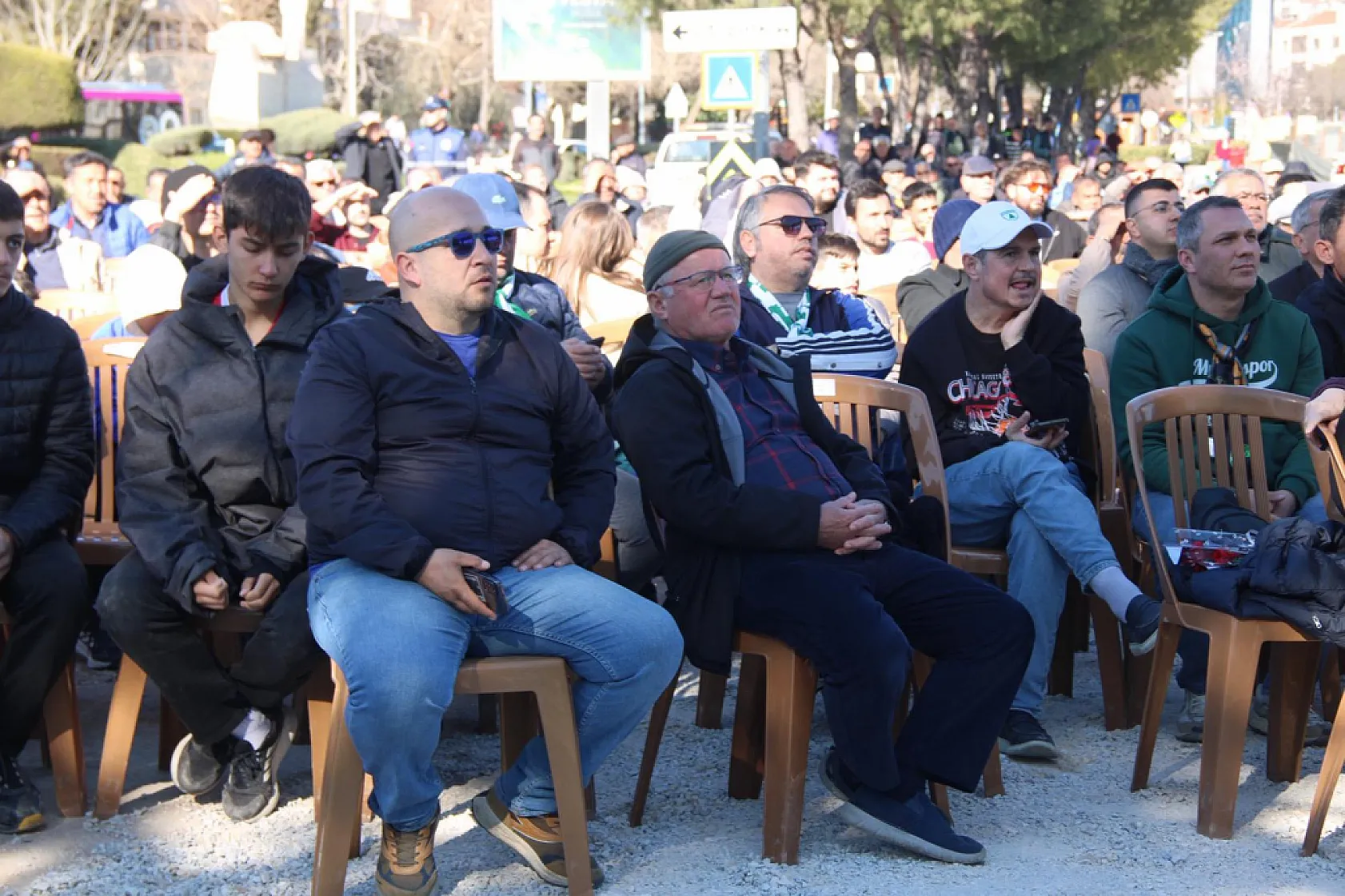 Genci yaşlısı Muğlaspor taraftarı stadyum önünde maçı izledi