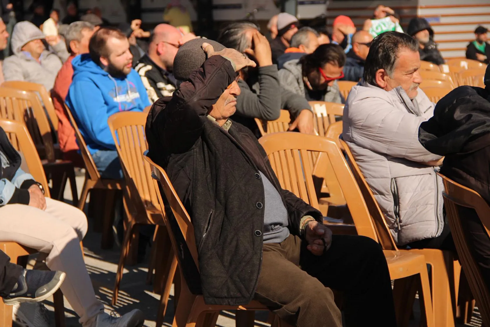 Genci yaşlısı Muğlaspor taraftarı stadyum önünde maçı izledi