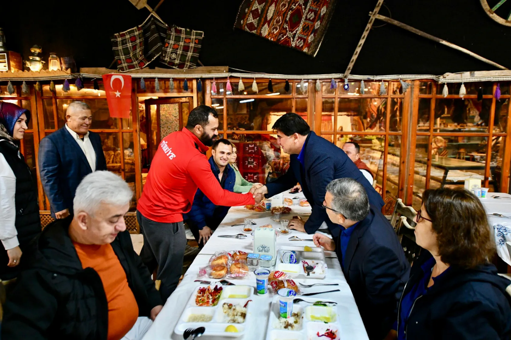 Karaca, güreşçiler ve aileleriyle bir araya geldi