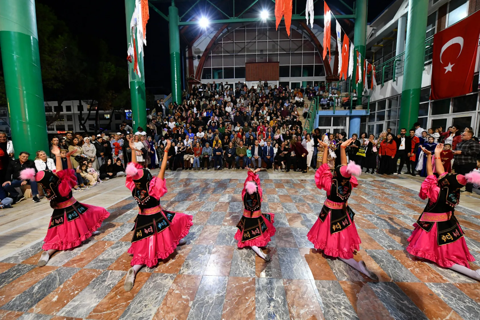 Fethiye'de Uluslararası Halk Oyunları Festivali Dolu Dolu Geçti