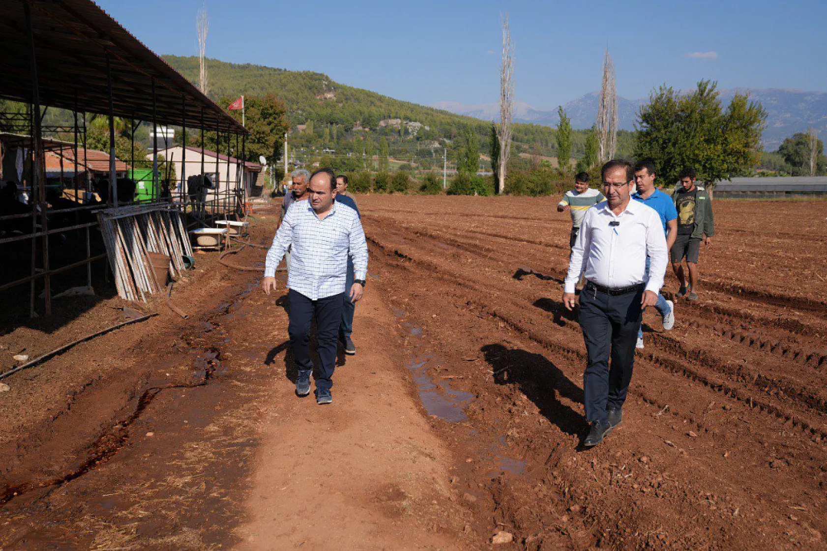 Başkan Akdenizli'den Çiftliği Yanan Aileye 'Geçmiş Olsun' Ziyareti