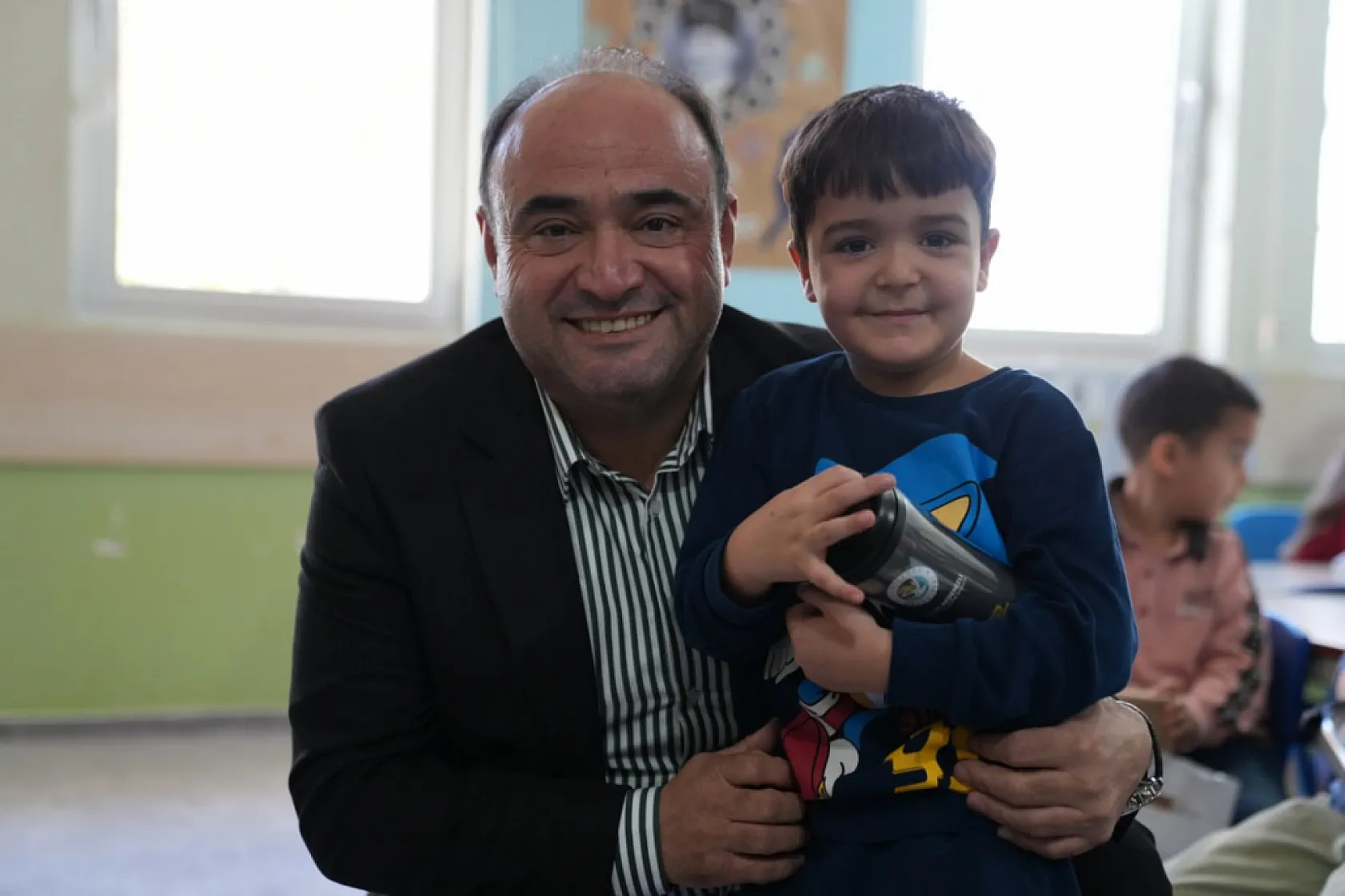 Başkan Akdeni̇zli̇, Öğrenci̇leri̇n Karne Sevi̇nci̇ne Ortak Oldu