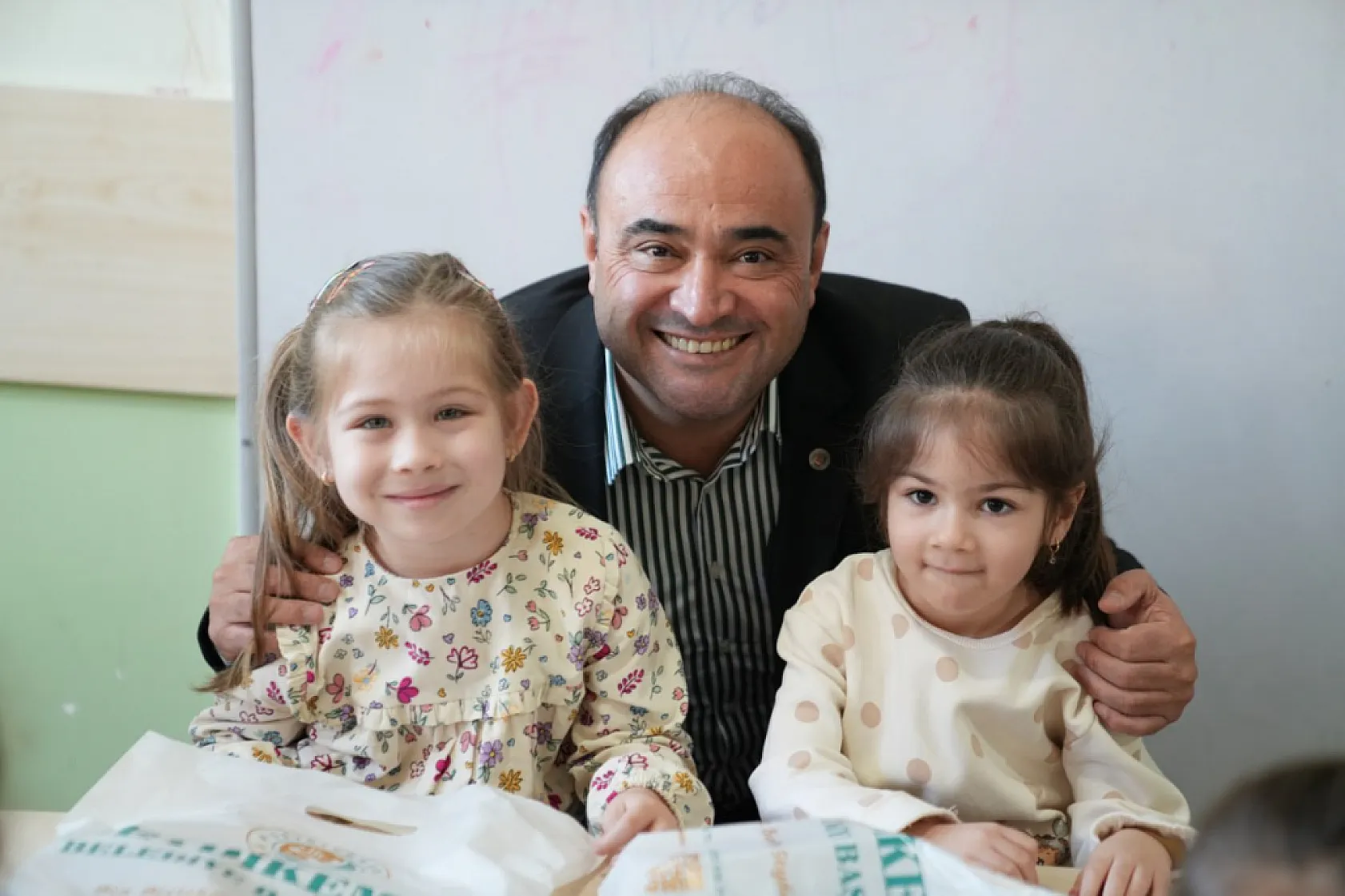 Başkan Akdeni̇zli̇, Öğrenci̇leri̇n Karne Sevi̇nci̇ne Ortak Oldu