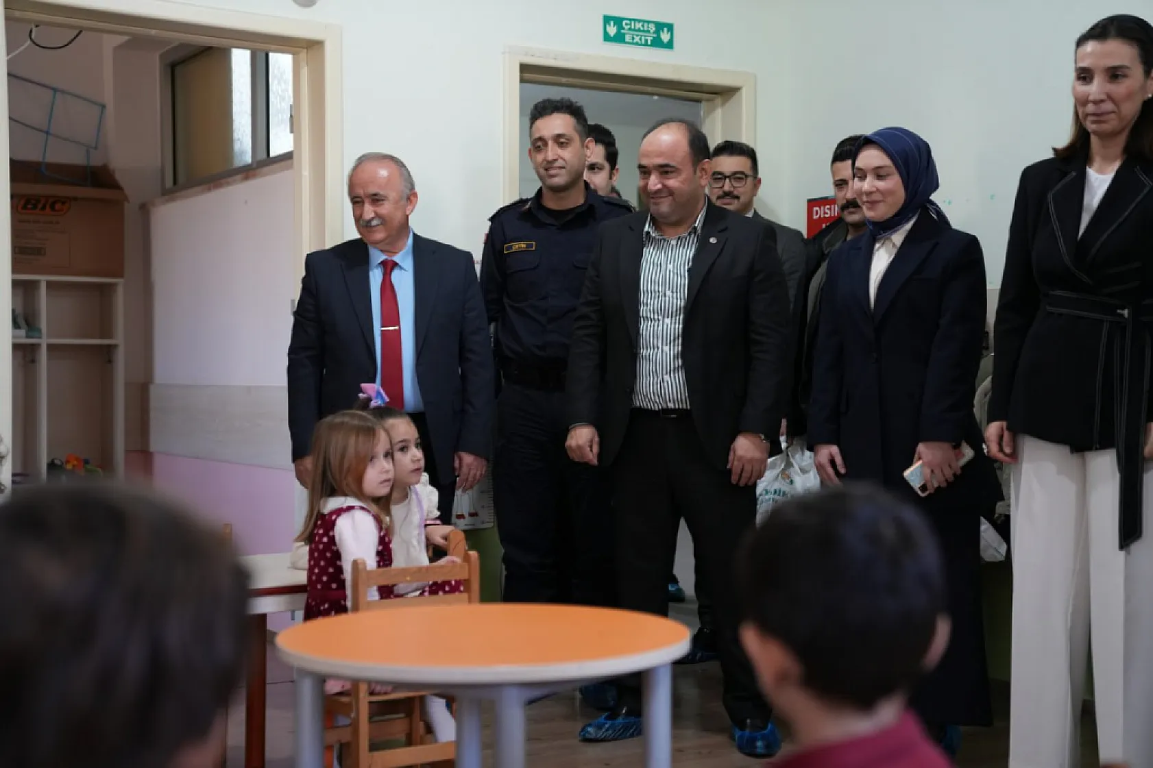 Başkan Akdeni̇zli̇, Öğrenci̇leri̇n Karne Sevi̇nci̇ne Ortak Oldu