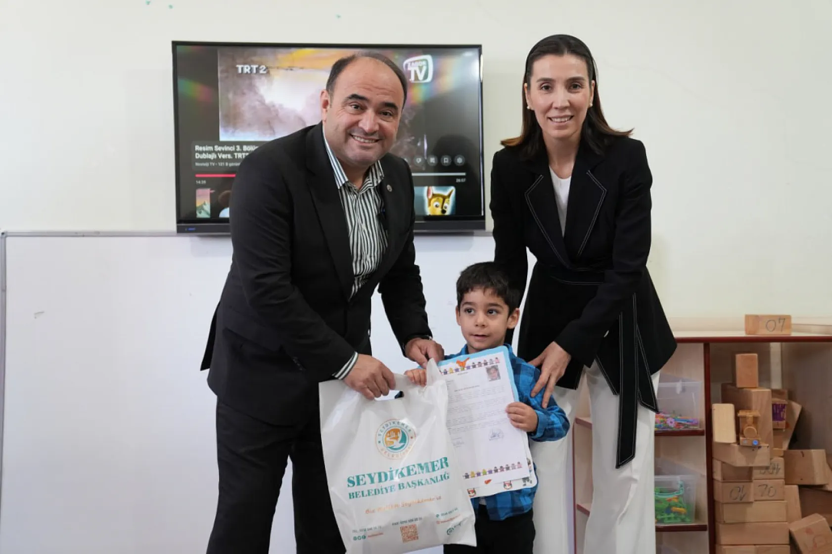 Başkan Akdeni̇zli̇, Öğrenci̇leri̇n Karne Sevi̇nci̇ne Ortak Oldu