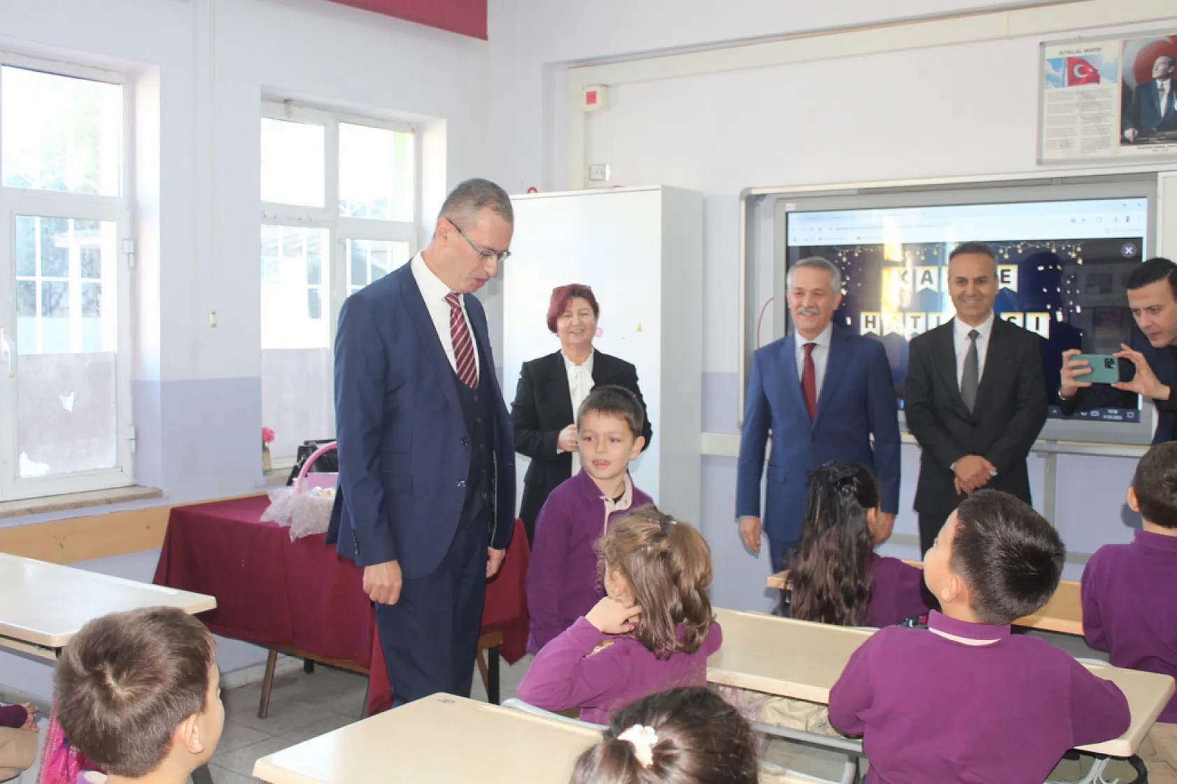 Fethiye Kaymakamı Ertaş öğrencilerin karne sevincine ortak oldu