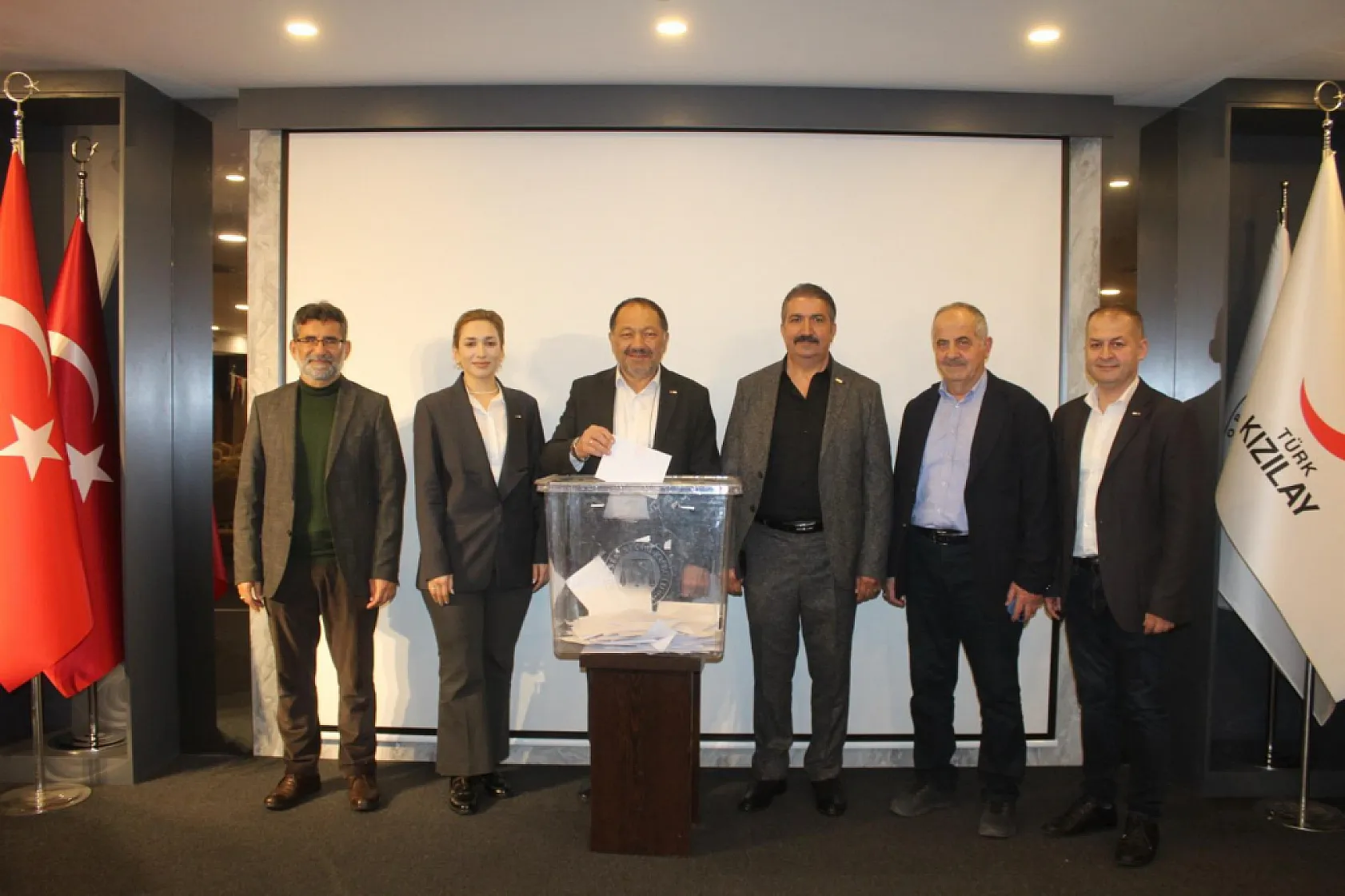 Kızılay Fethiye Şubesi'nde Burhanettin Tuna güven tazeledi