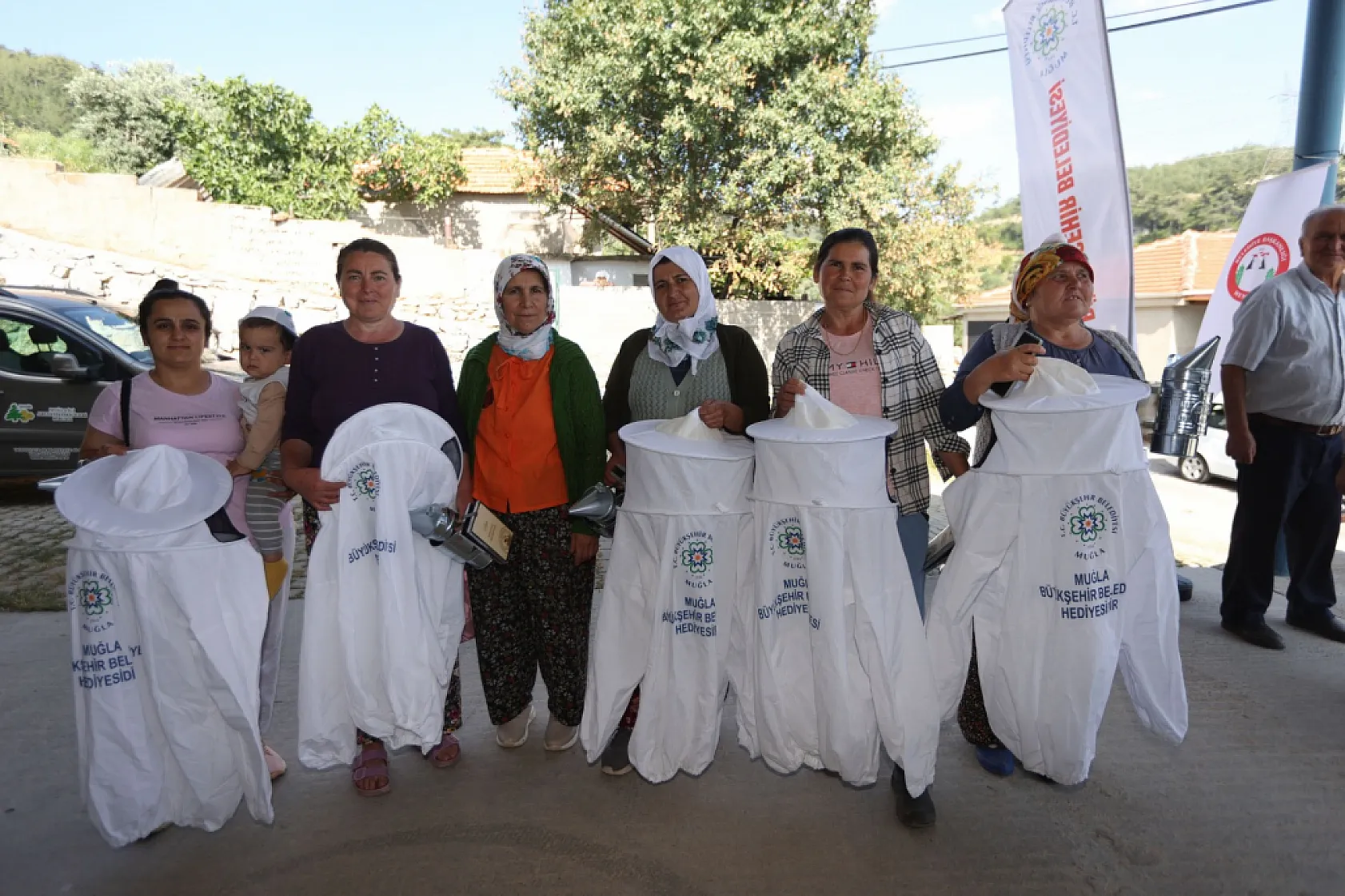 Büyükşehir ve Menteşe Belediyesi'nden Arıcılara Destek: Dağpınar'da Maske ve Körük Dağıtıldı