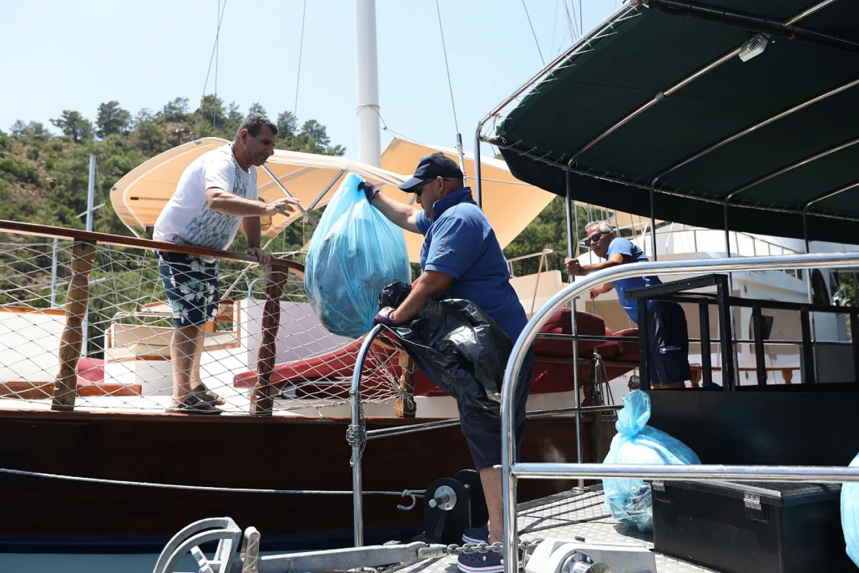 Muğla'da atıklar toplanıyor, denizler korunuyor