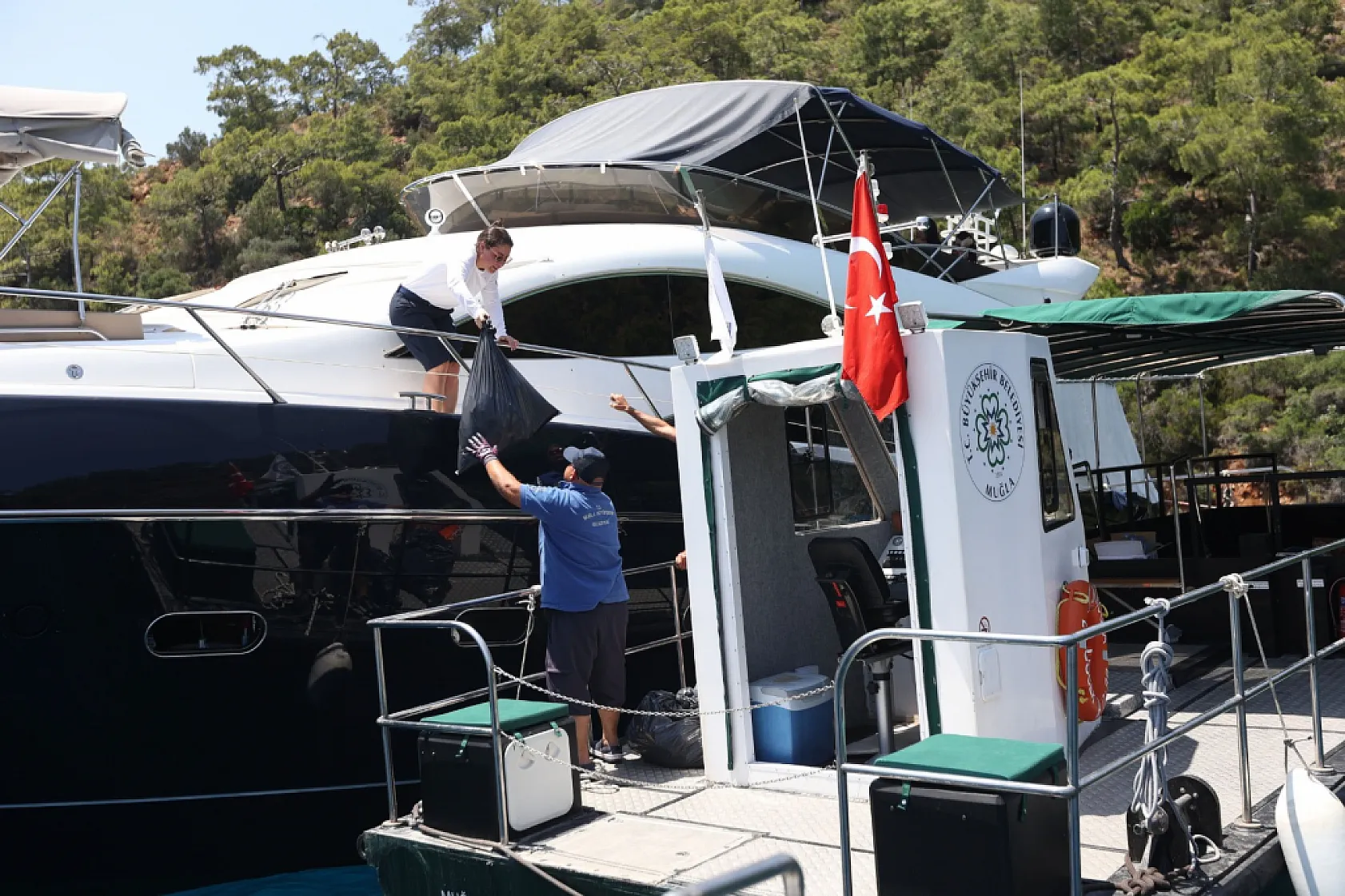 Muğla'da atıklar toplanıyor, denizler korunuyor