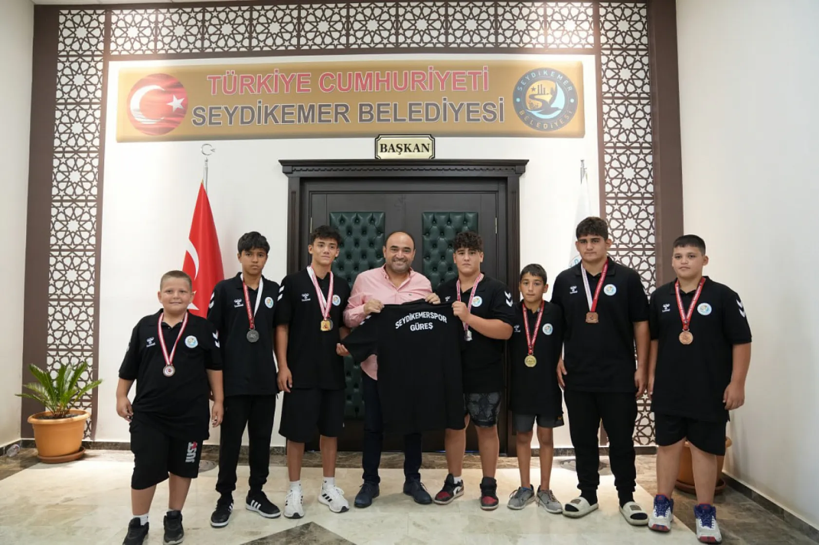 Başkan Akdenizli Kırkpınar Öncesi Genç Güreşçilere Moral Depoladı