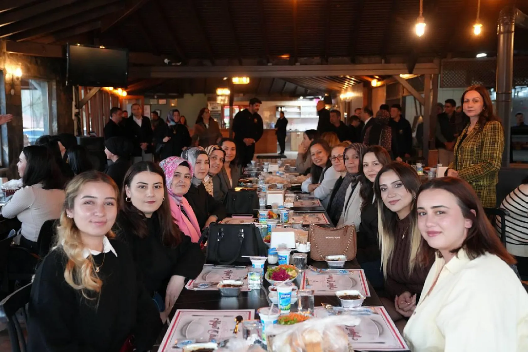 Başkan Akdenizli, Kadın Personeliyle İftarda Buluştu