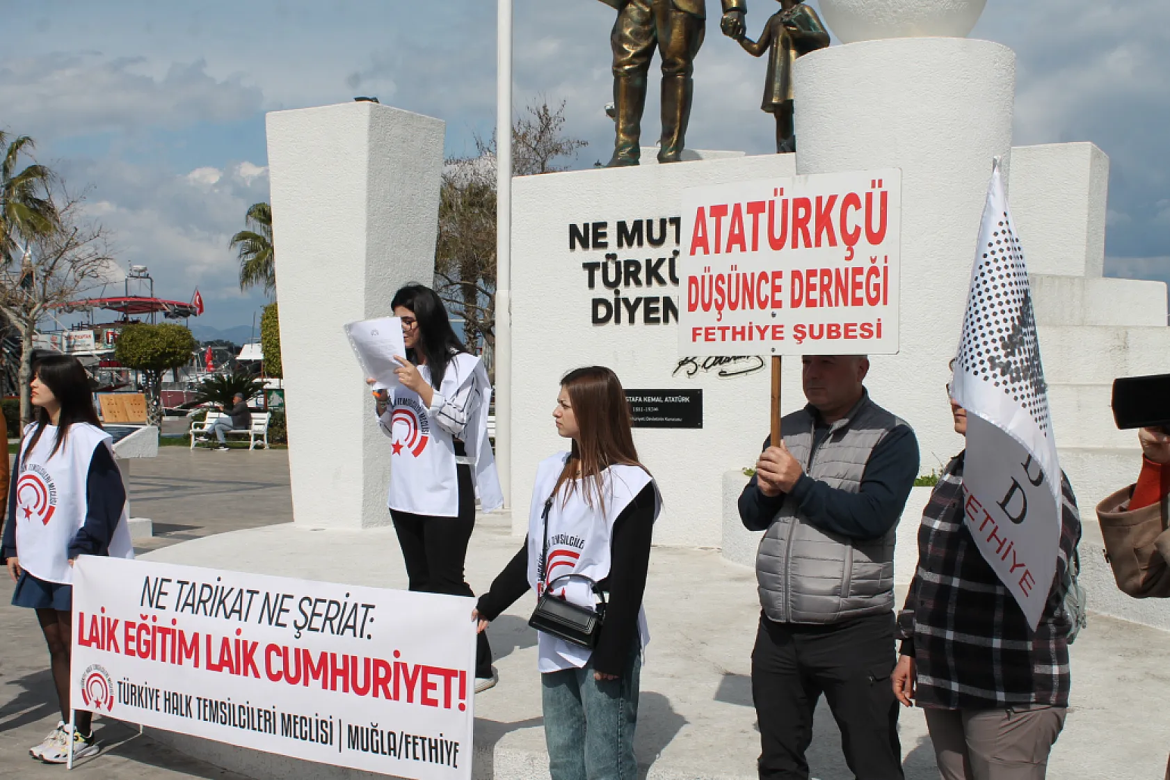 Fethiye'de 'Laik Eğitim, Laik Cumhuriyet İstiyoruz' Sloganıyla Yürüdüler