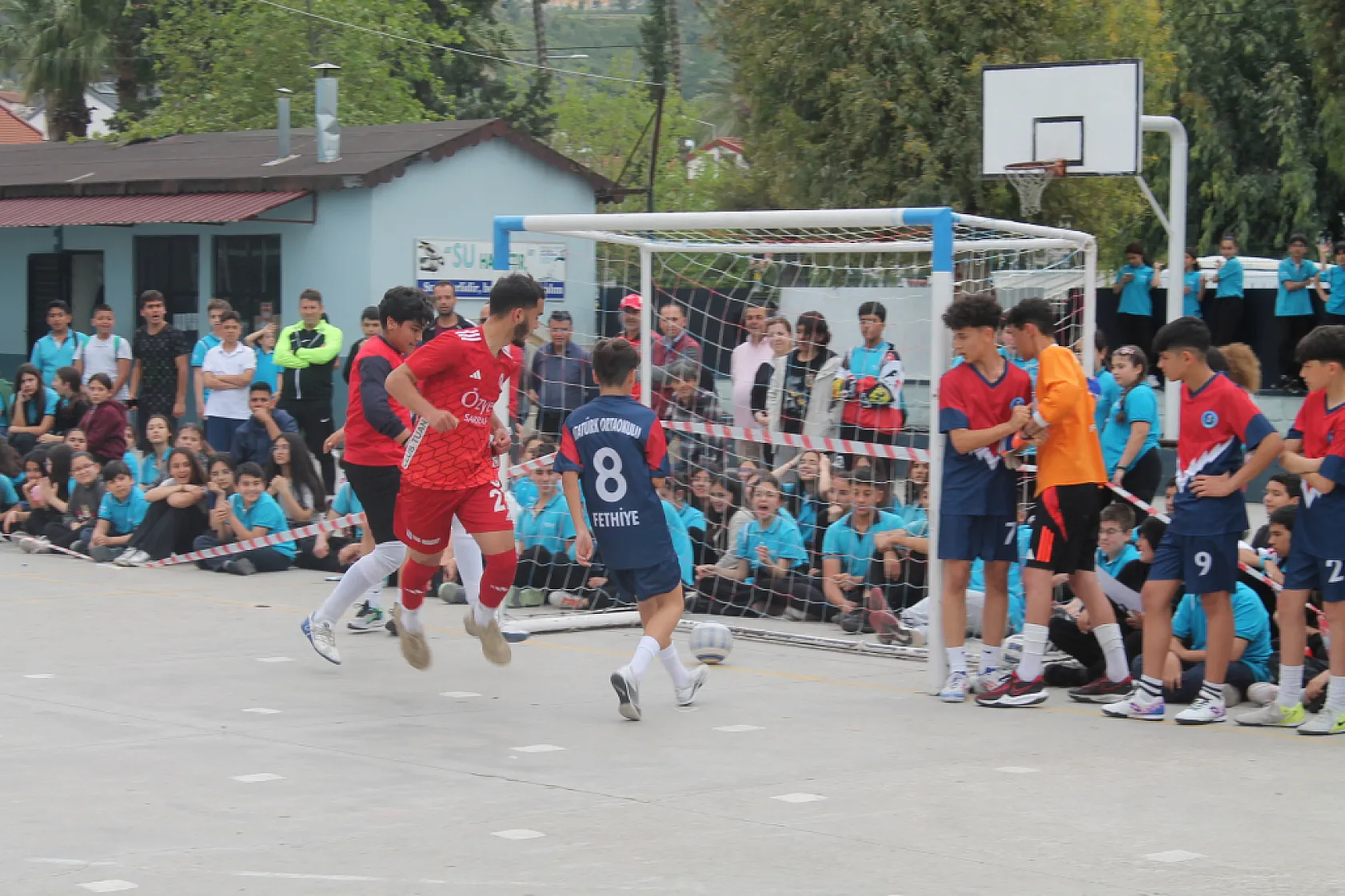 Fethiyespor, Merkez Atatürk Ortaokulu Öğrencileri İle Futbol Maçında Karşılaştı