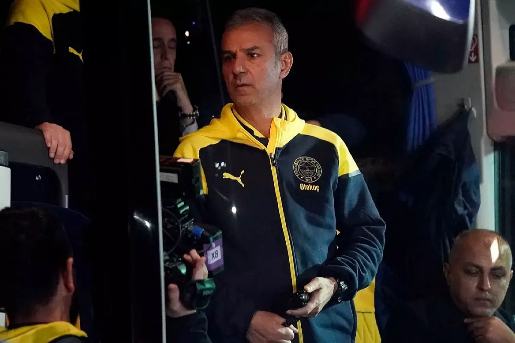 Fenerbahçe ve Galatasaray Yurda Döndü, Havaalanında coşkulu karşılama