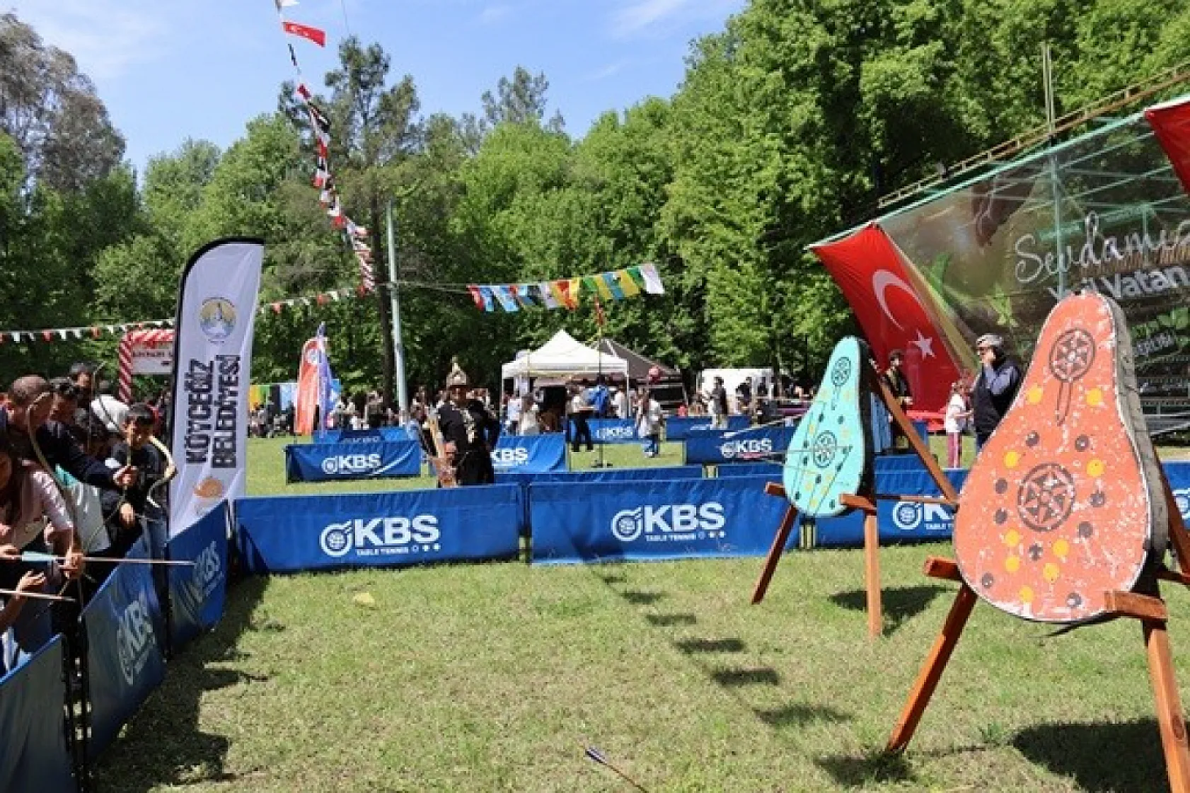 Köyceğiz'de gönüllü eğitmen, geleneksel okçuluğu halka sevdiriyor