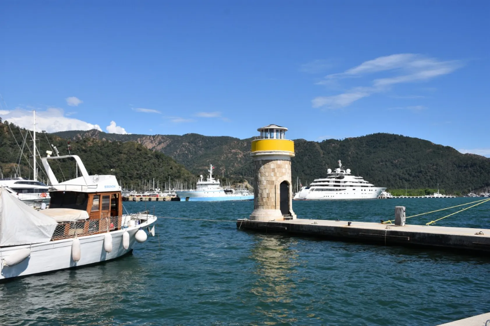 Marmaris'te dev yata 400 bin litre akaryakıt ikmali yapıldı