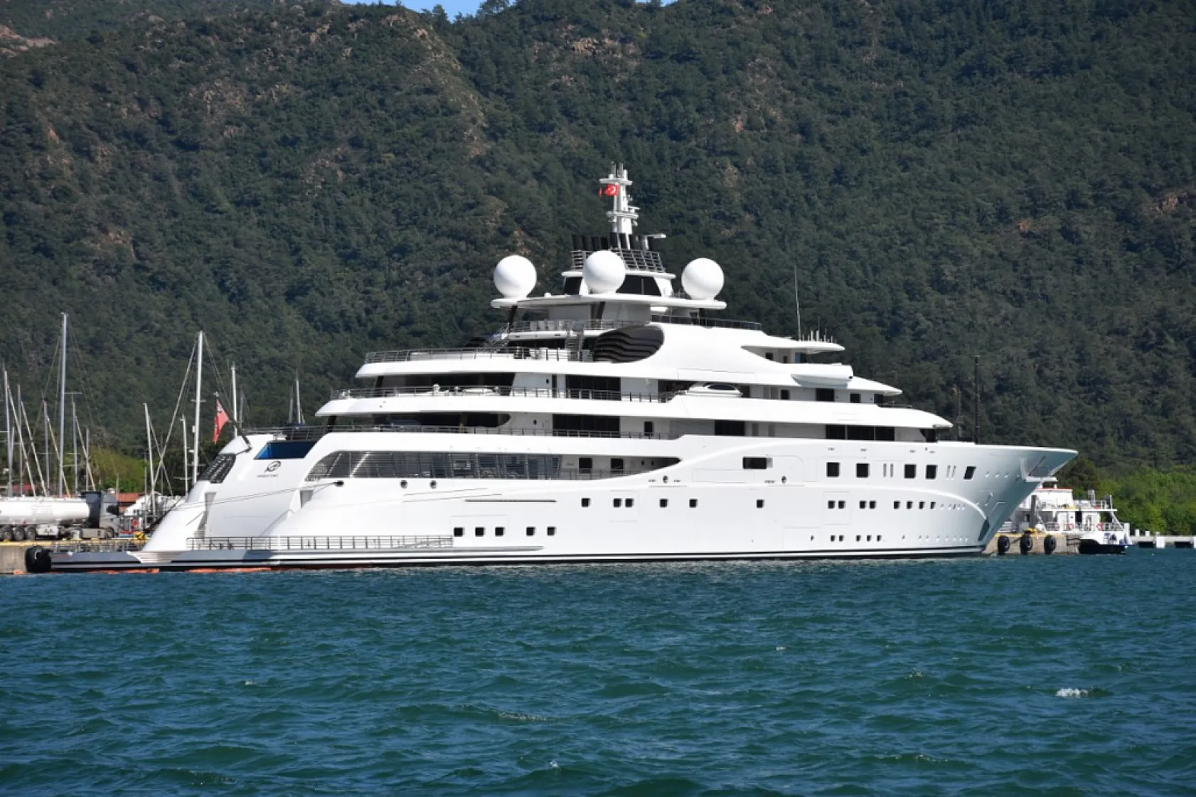 Marmaris'te dev yata 400 bin litre akaryakıt ikmali yapıldı