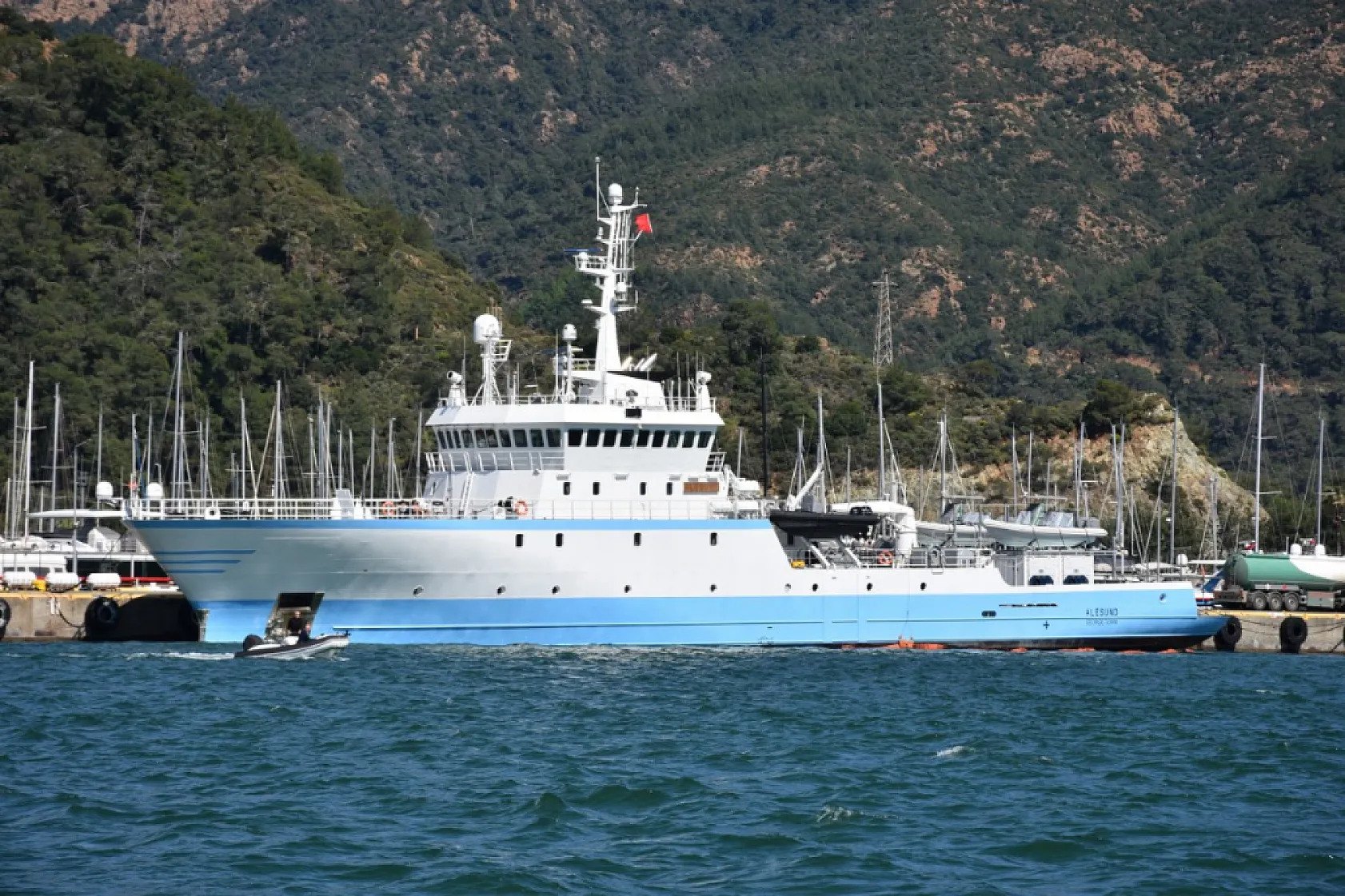 Marmaris'te dev yata 400 bin litre akaryakıt ikmali yapıldı