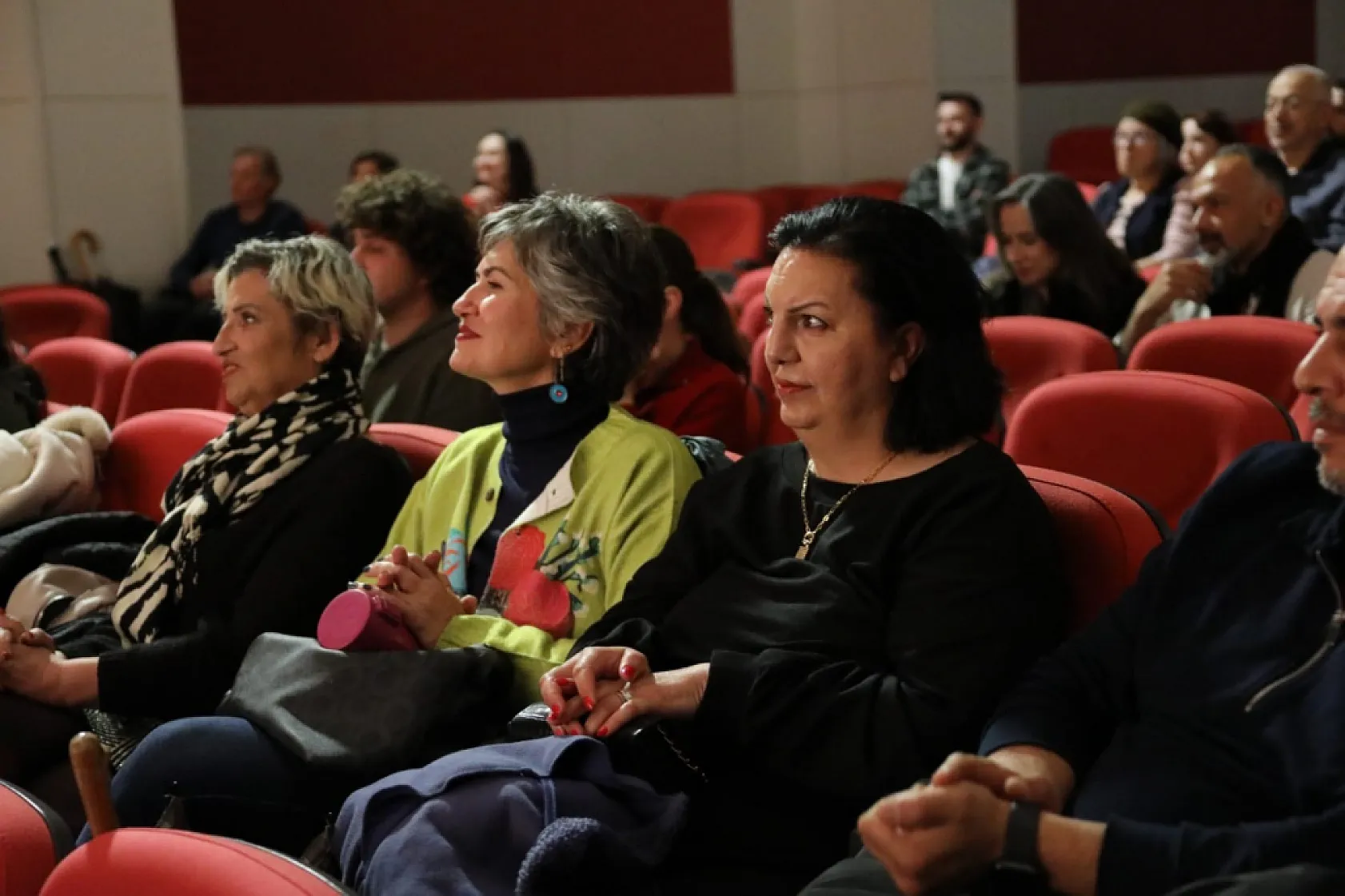 Menteşe Belediye Tiyatrosu 'Çocuk Parkı Yaraları' ile Fethiye'de sahne aldı