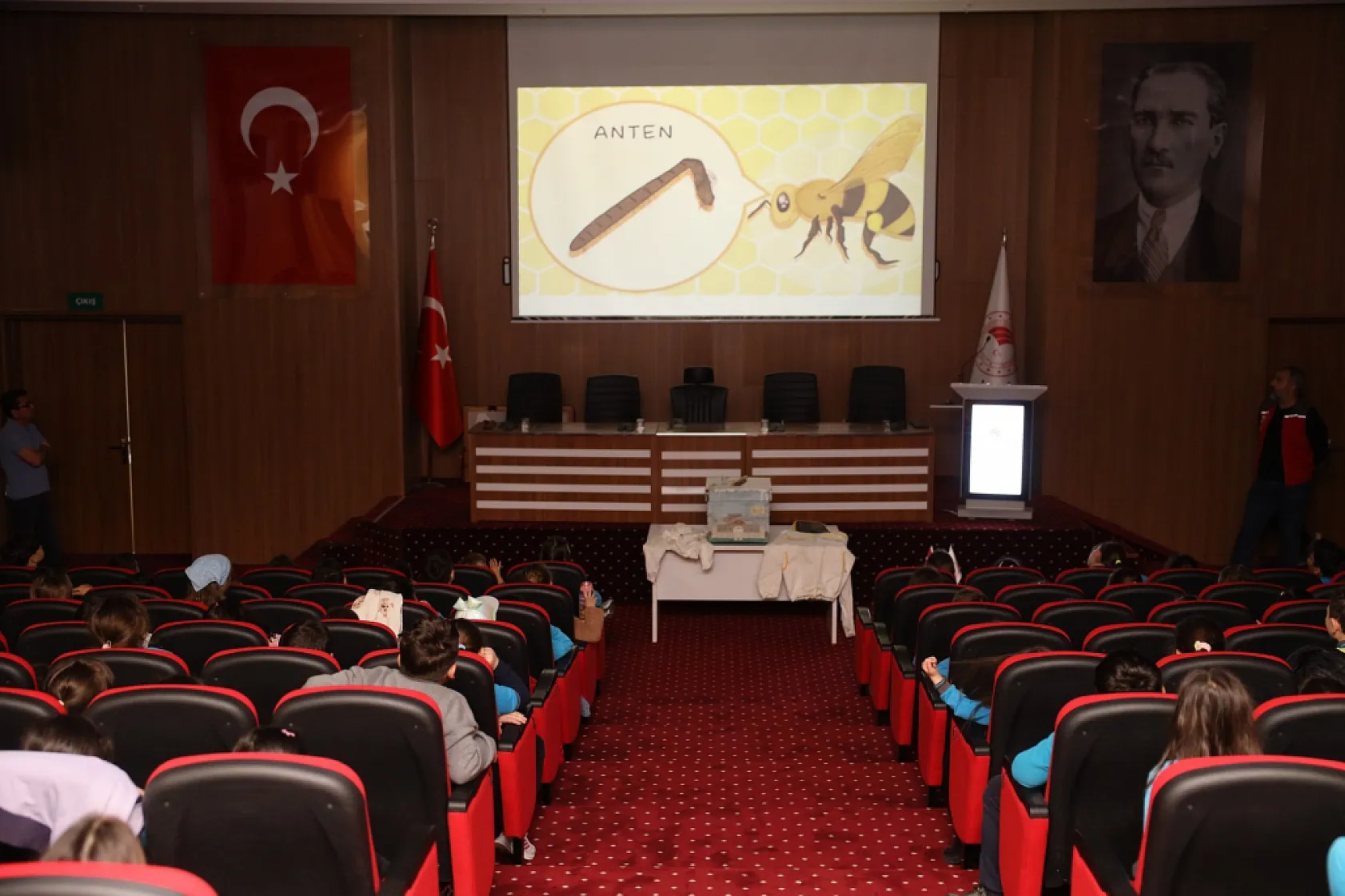 Muğla'da minik öğrenciler arıları ve sağlıklı beslenmeyi öğrendi