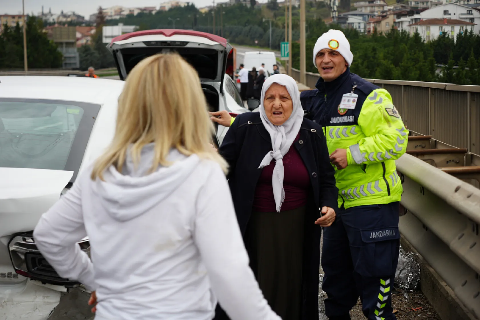 TEM Otoyolu'nda yola dökülen atıklar sonucu zincirleme kaza, 7 araç birbirine girdi